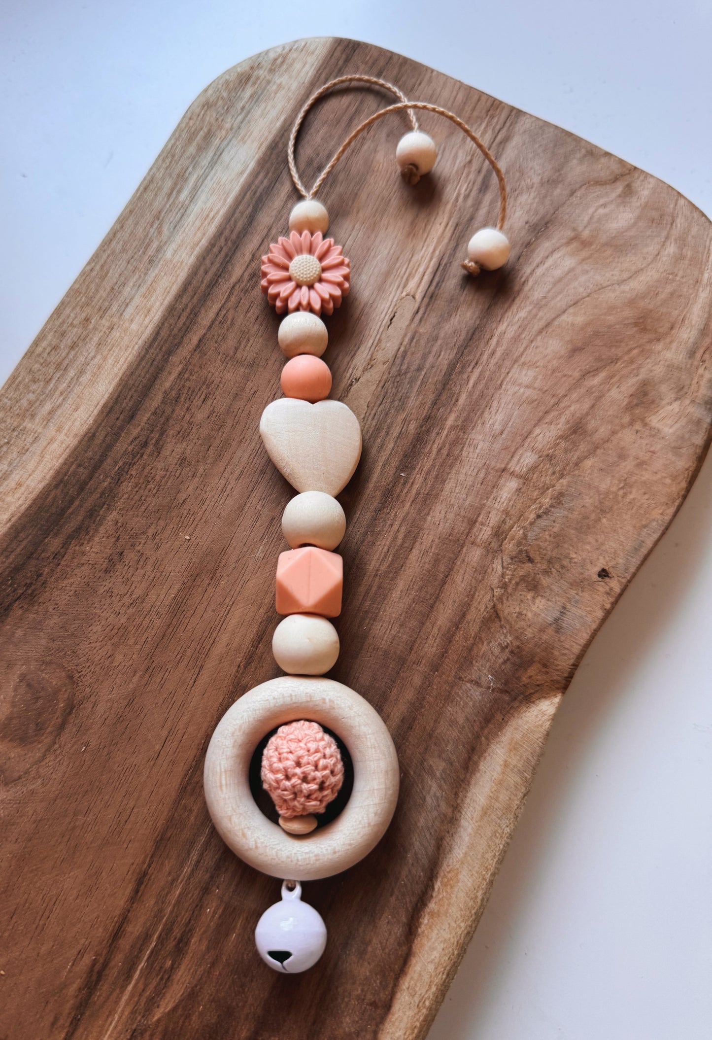 Blütenzauber- Schnullerkette & Anhänger für Spielbogen/Babyschale mit Blume - mit Namen personalisierbar | Apricot