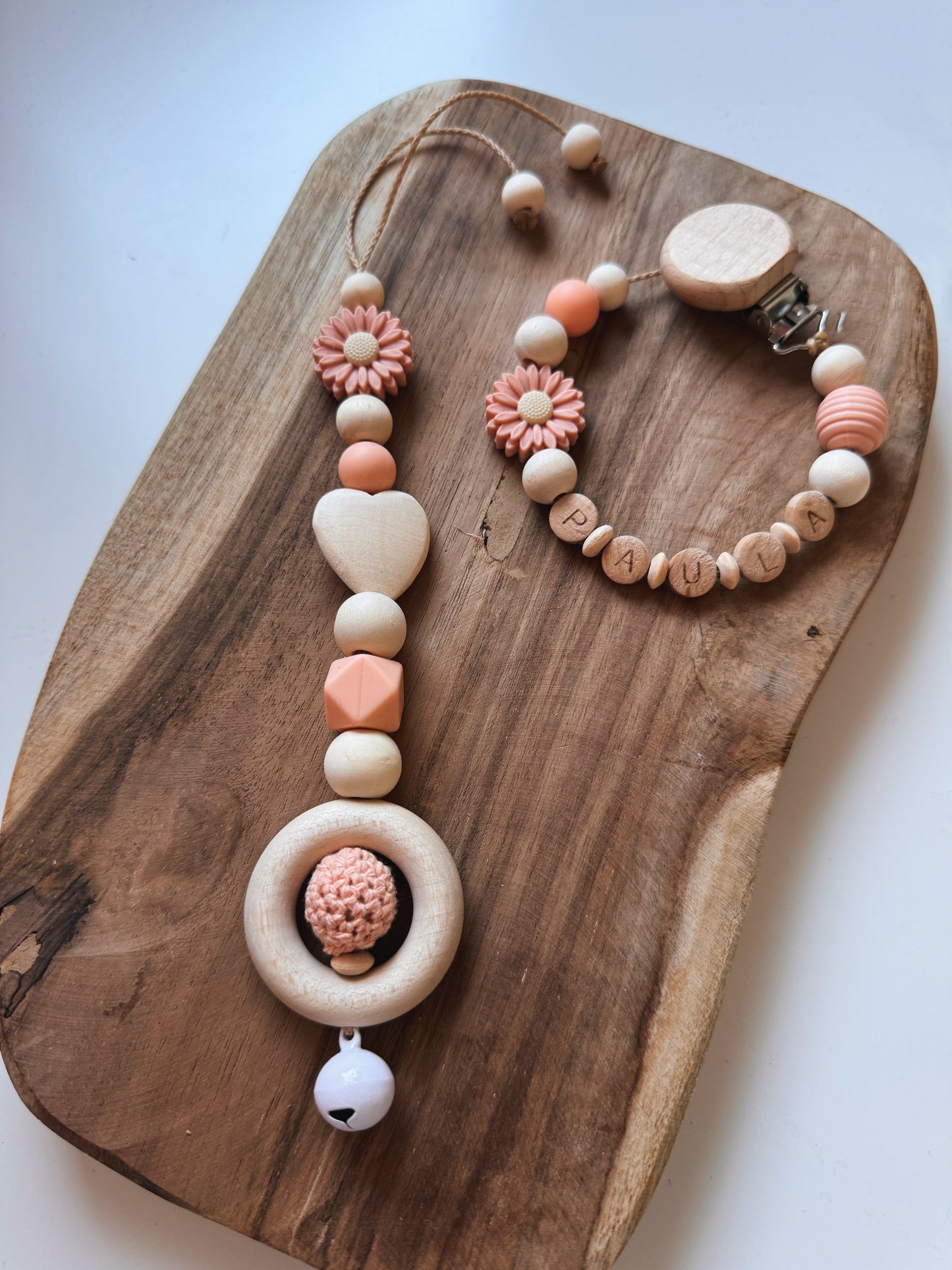 Blütenzauber- Schnullerkette & Anhänger für Spielbogen/Babyschale mit Blume - mit Namen personalisierbar | Apricot