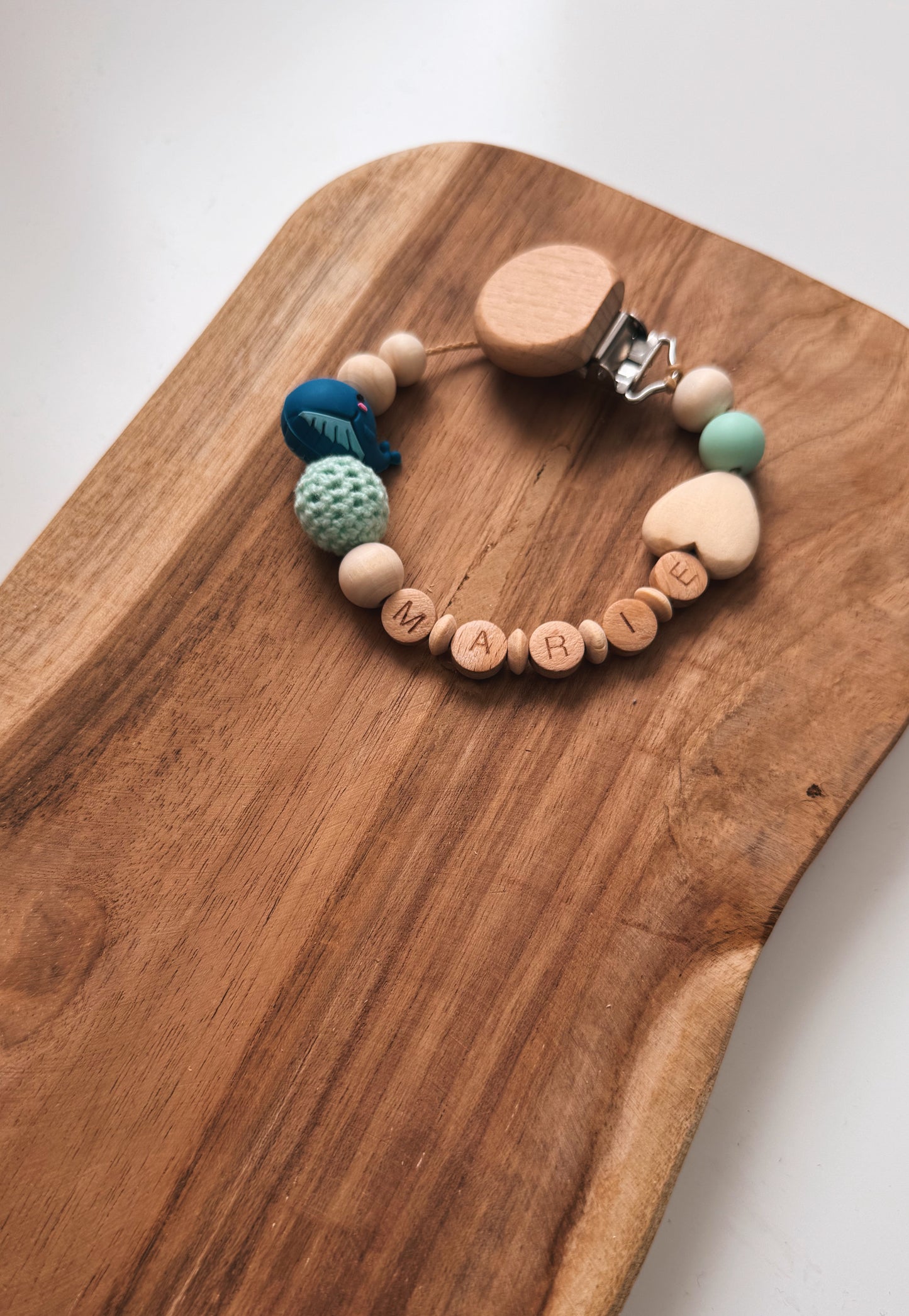 Schnullerkette Wal mit Namen personalisierbar Geschenk zur Geburt oder Taufe Mädchen Junge Baby mit Silikonring blau hellblau häkelperle 