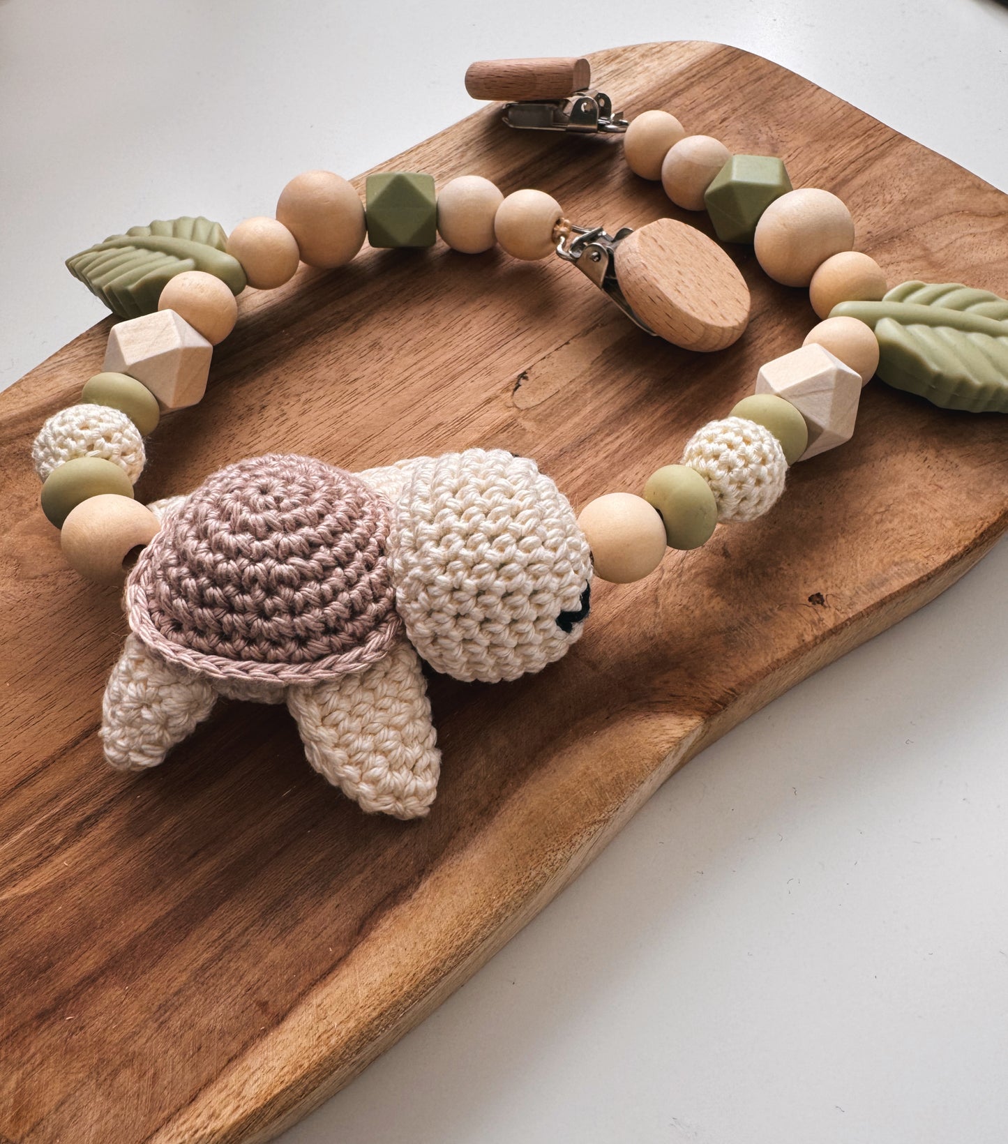 Schildkrötenglück - Kinderwagenkette, Greifring & Schnullerkette | Schildkröte | aus Holzperlen | gehäkelt | Lindgrün | Blätter | mit Namen personalisierbar