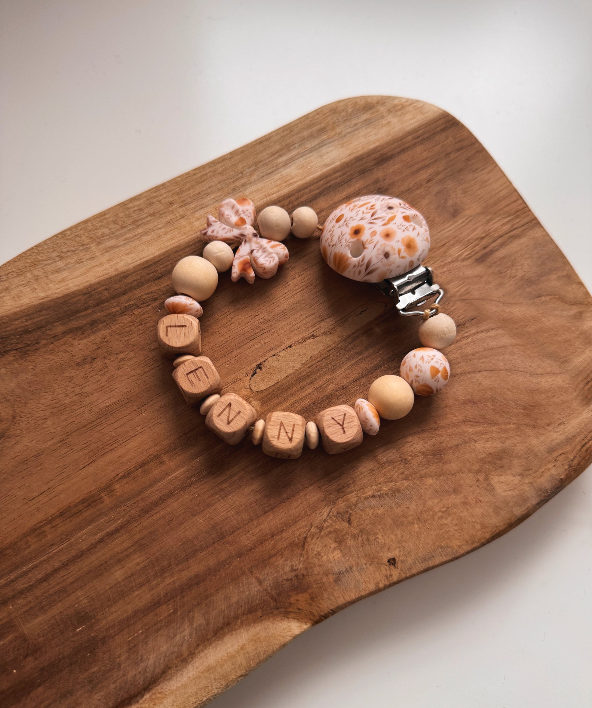 Schnullerkette mit Namen personalisierbar schleife floral Feldblumen beige braun Geschenk zur Geburt oder Taufe Mädchen Junge Baby. Silikonring aus Holzperlen 