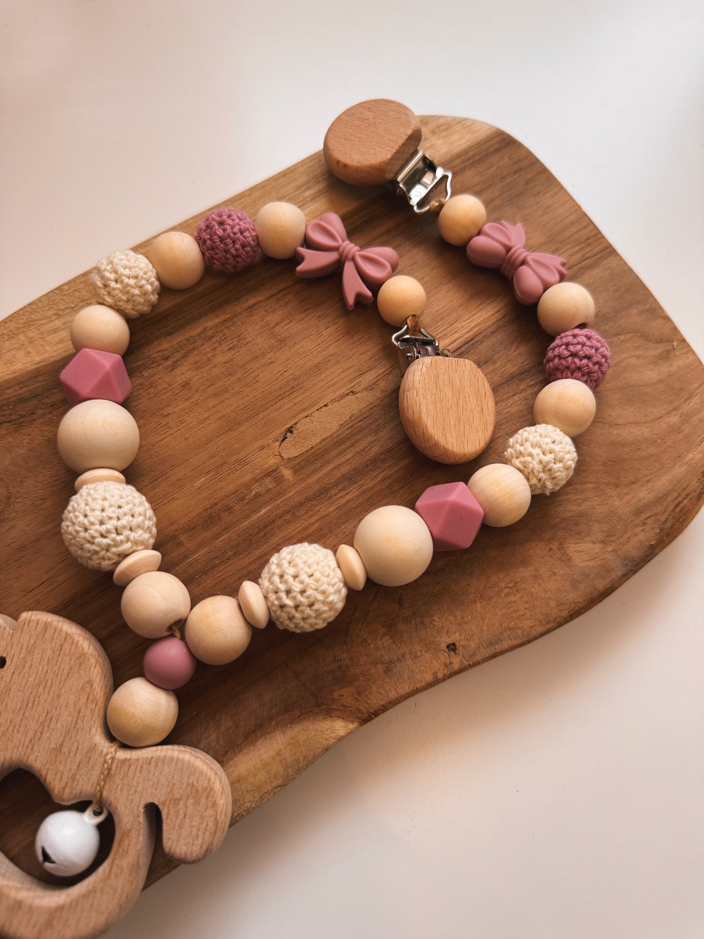 Pferdetraum - Kinderwagenkette, Greifring, Anhänger & Schnullerkette mit Namen personalisierbar | Pferd | aus Holzperlen | Schleife | rosé blush