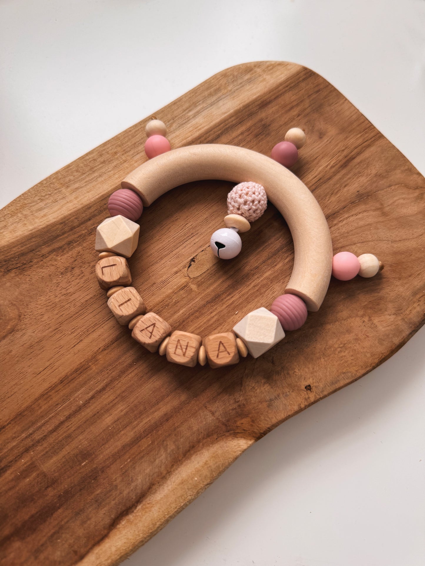 Greifring | Rassel mit Namen personalisierbar | Rosa/Blush - handgemacht aus Holz- und Silikonperlen