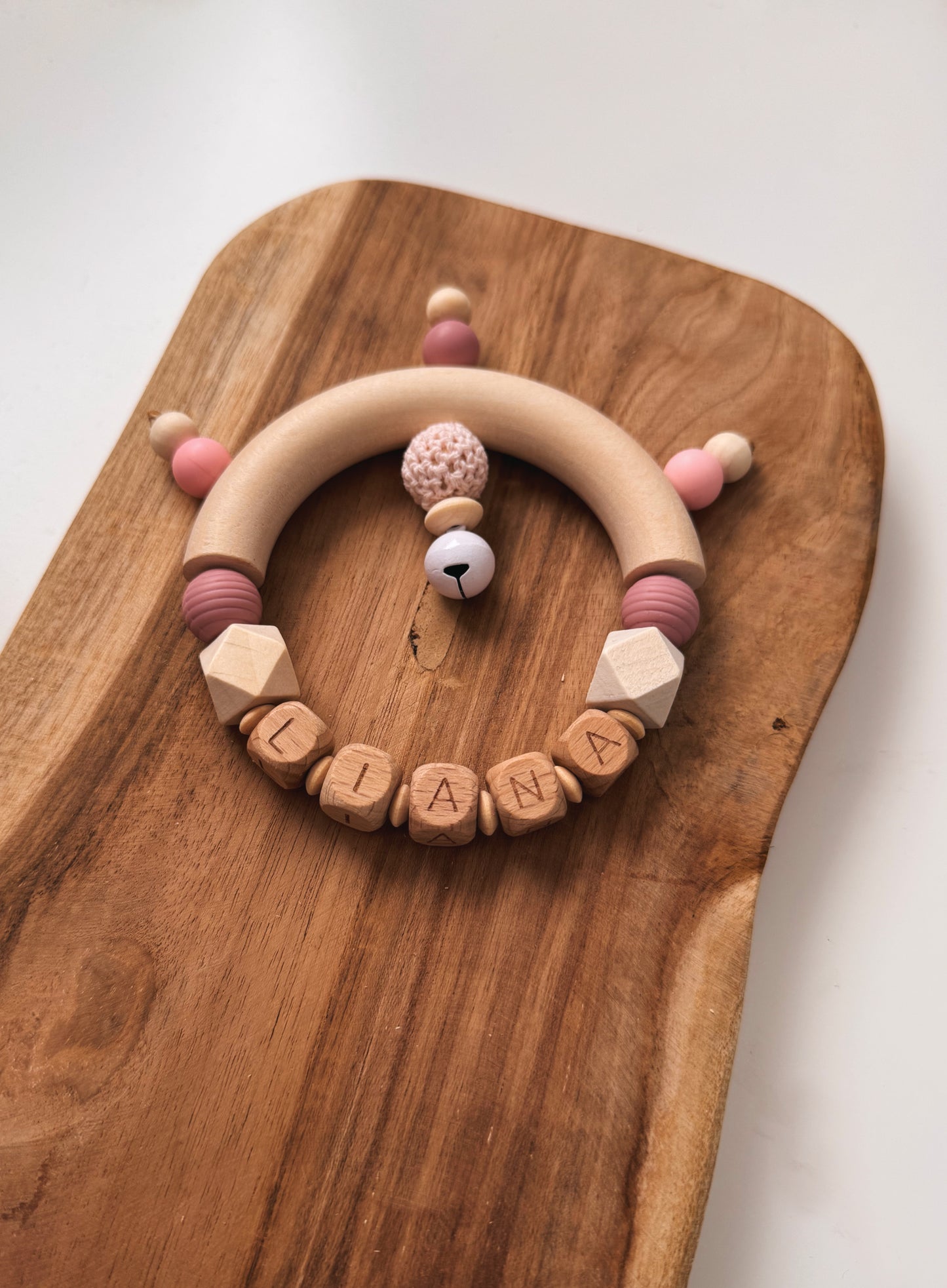 Greifling Greifring Rassel personalisierbar mit Namen aus Holzperlen und Silikon rosa rosé blush Geschenk zur Geburt Baby Mädchen 