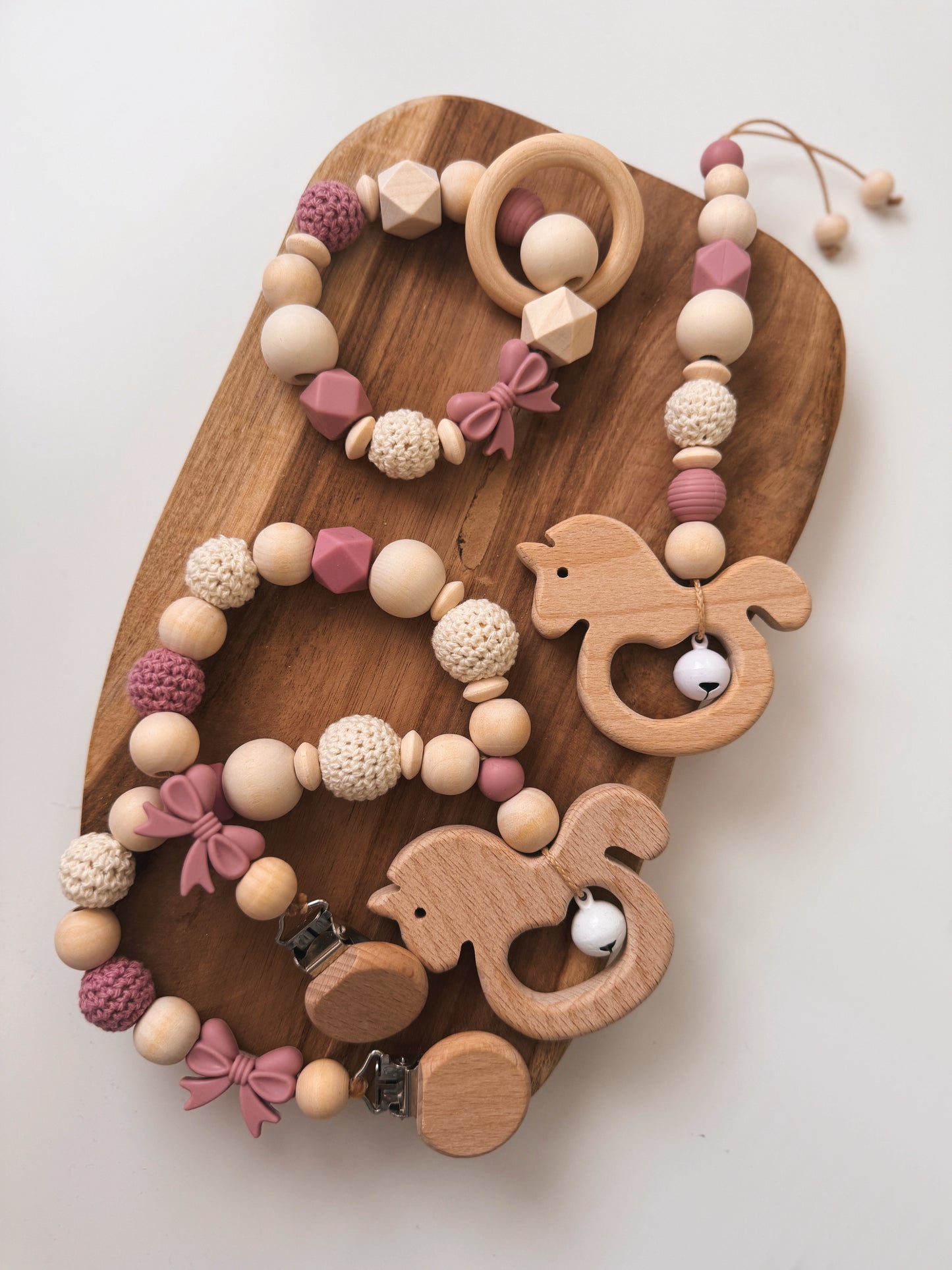 Pferdetraum - Kinderwagenkette, Greifring, Anhänger & Schnullerkette mit Namen personalisierbar | Pferd | aus Holzperlen | Schleife | rosé blush