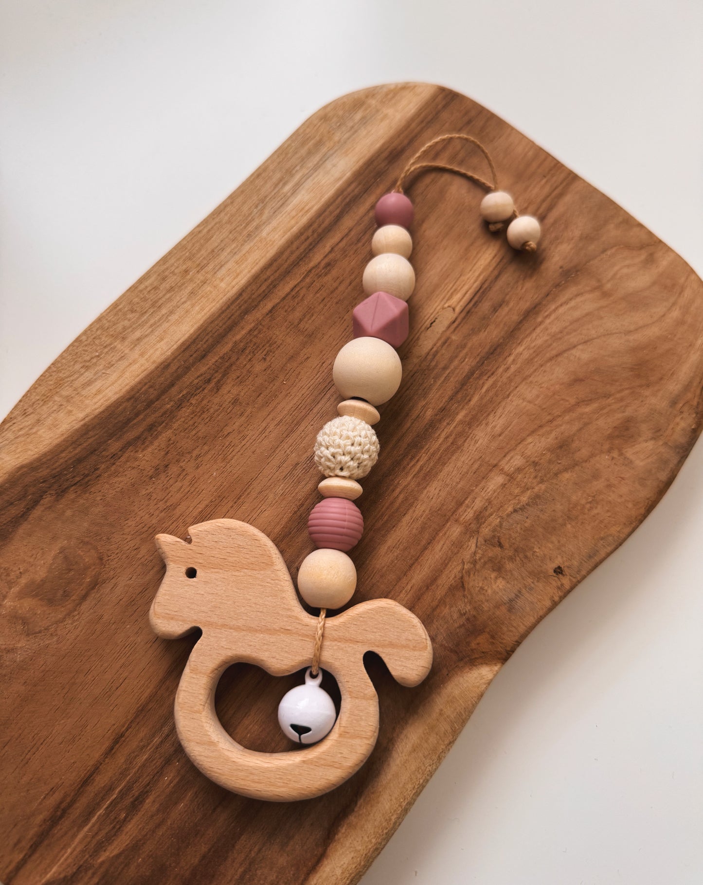 Pferdetraum - Kinderwagenkette, Greifring, Anhänger & Schnullerkette mit Namen personalisierbar | Pferd | aus Holzperlen | Schleife | rosé blush