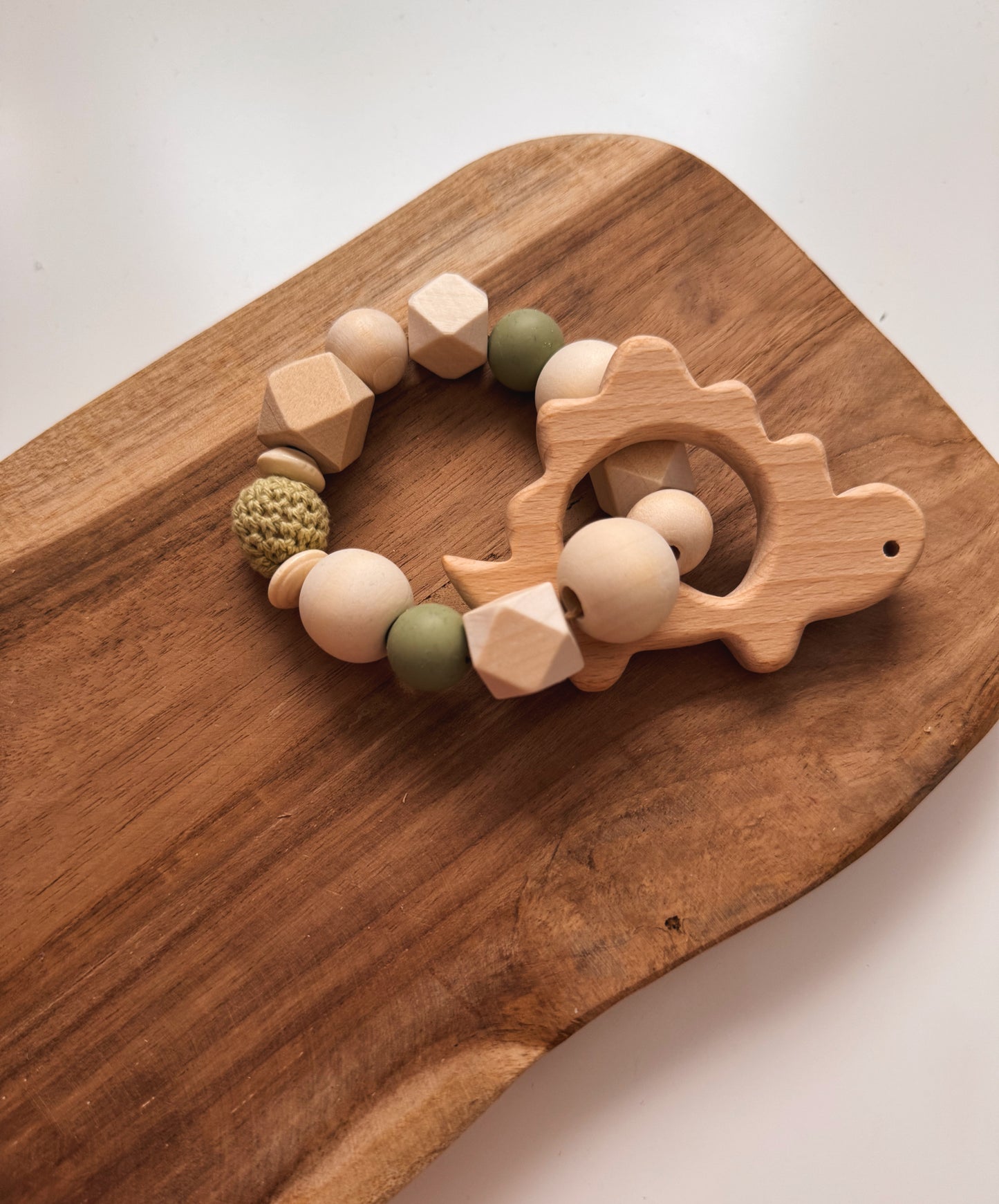 Dinoabenteuer - Kinderwagenkette mit Namen personalisierbar & Greifring aus Holz- und Silikonperlen | häkelperle | grün | Dino