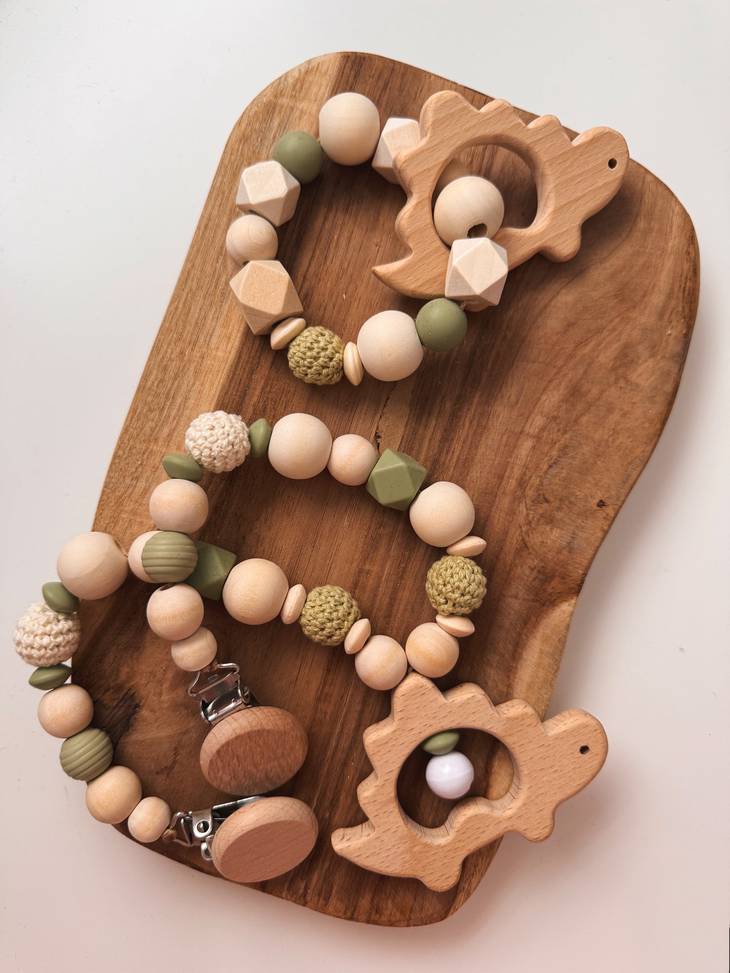 Geschenkset Dino Kinderwagenkette greifring greifling Rassel mit Namen personalisierbar 
Grün häkelperlen Glocke g
Geschenk zur Geburt oder Taufe Junge Mädchen Baby 
