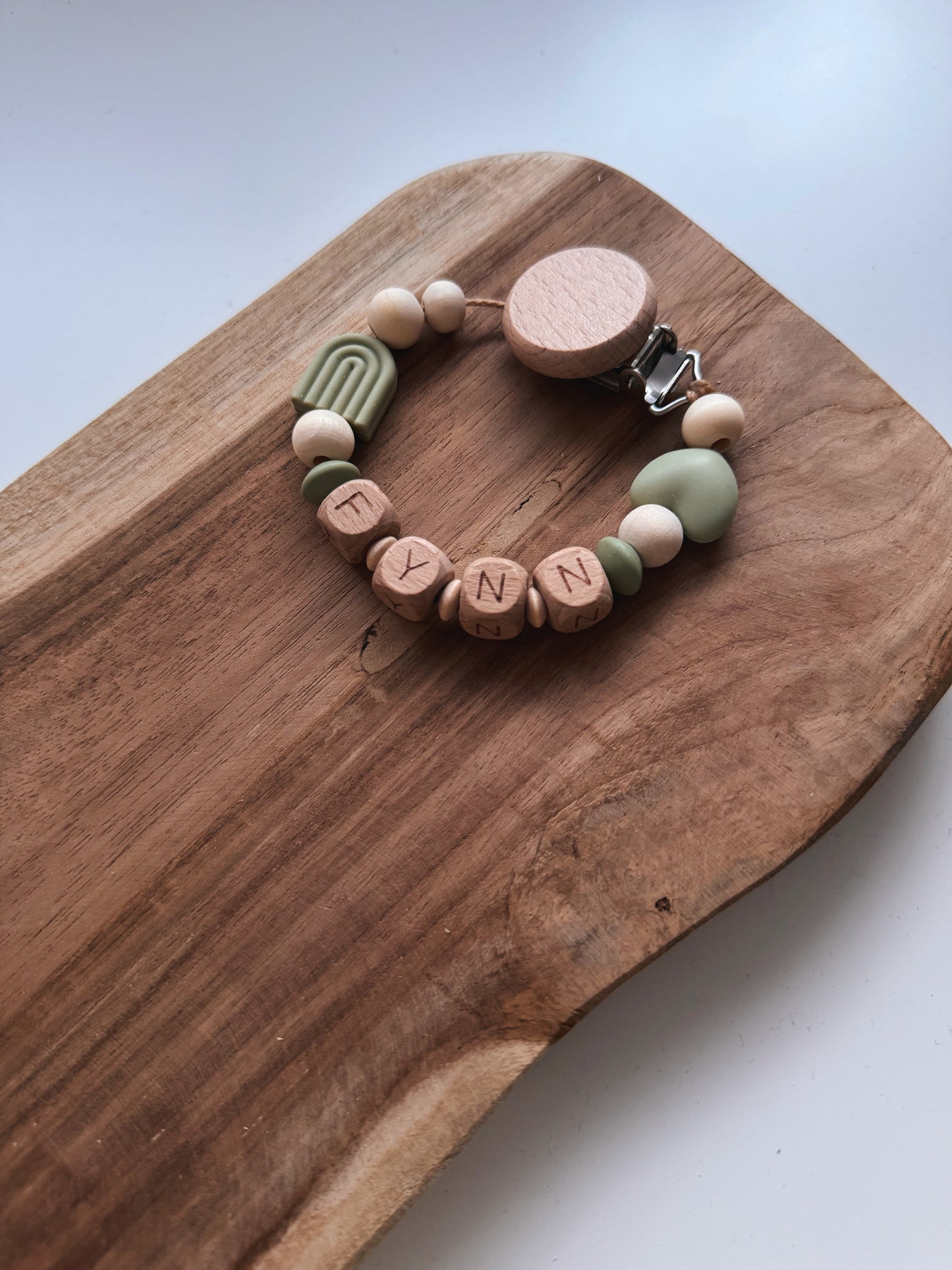 Schnullerkette Regenbogen | mit Namen personalisierbar | Braun / grün / beige / weiß