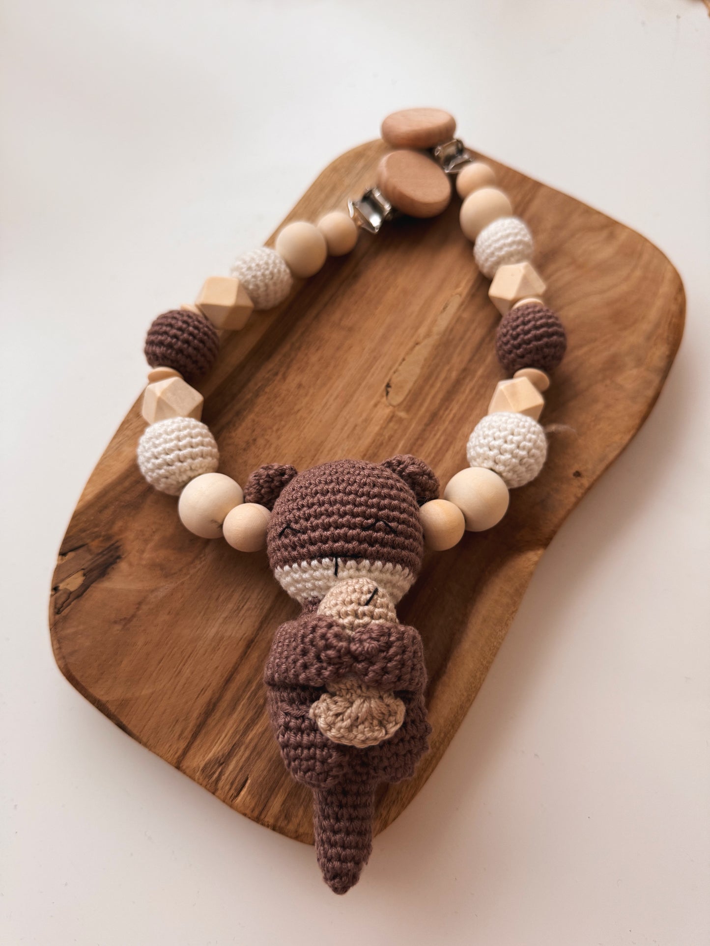 Otterliebe - Kinderwagenkette, Schnullerkette & Greifring aus Holz- und Silikonperlen | mit gehäkeltem Otter | häkelperle | braun | mit Namen personalisierbar