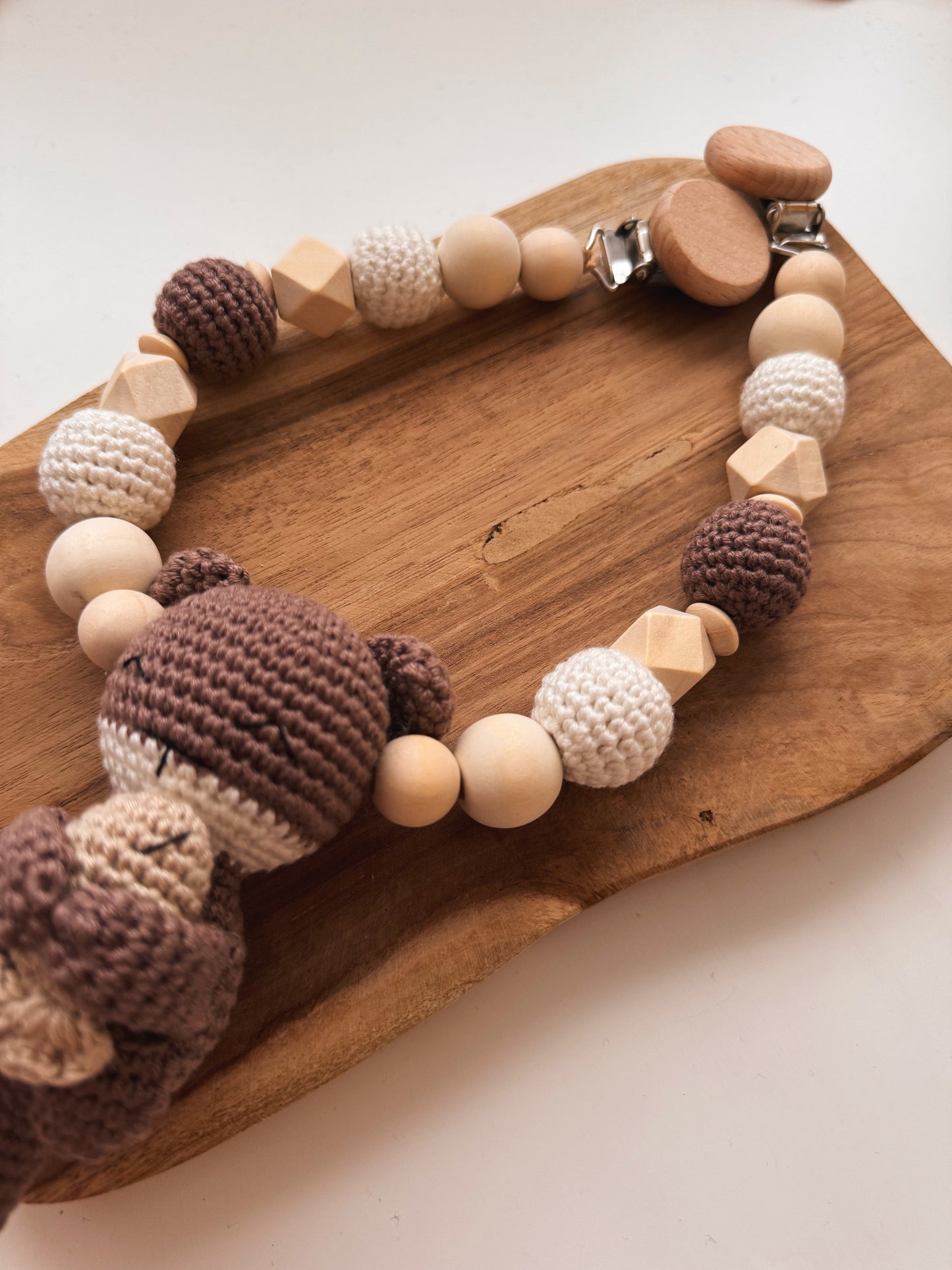 Otterliebe - Kinderwagenkette, Schnullerkette & Greifring aus Holz- und Silikonperlen | mit gehäkeltem Otter | häkelperle | braun | mit Namen personalisierbar