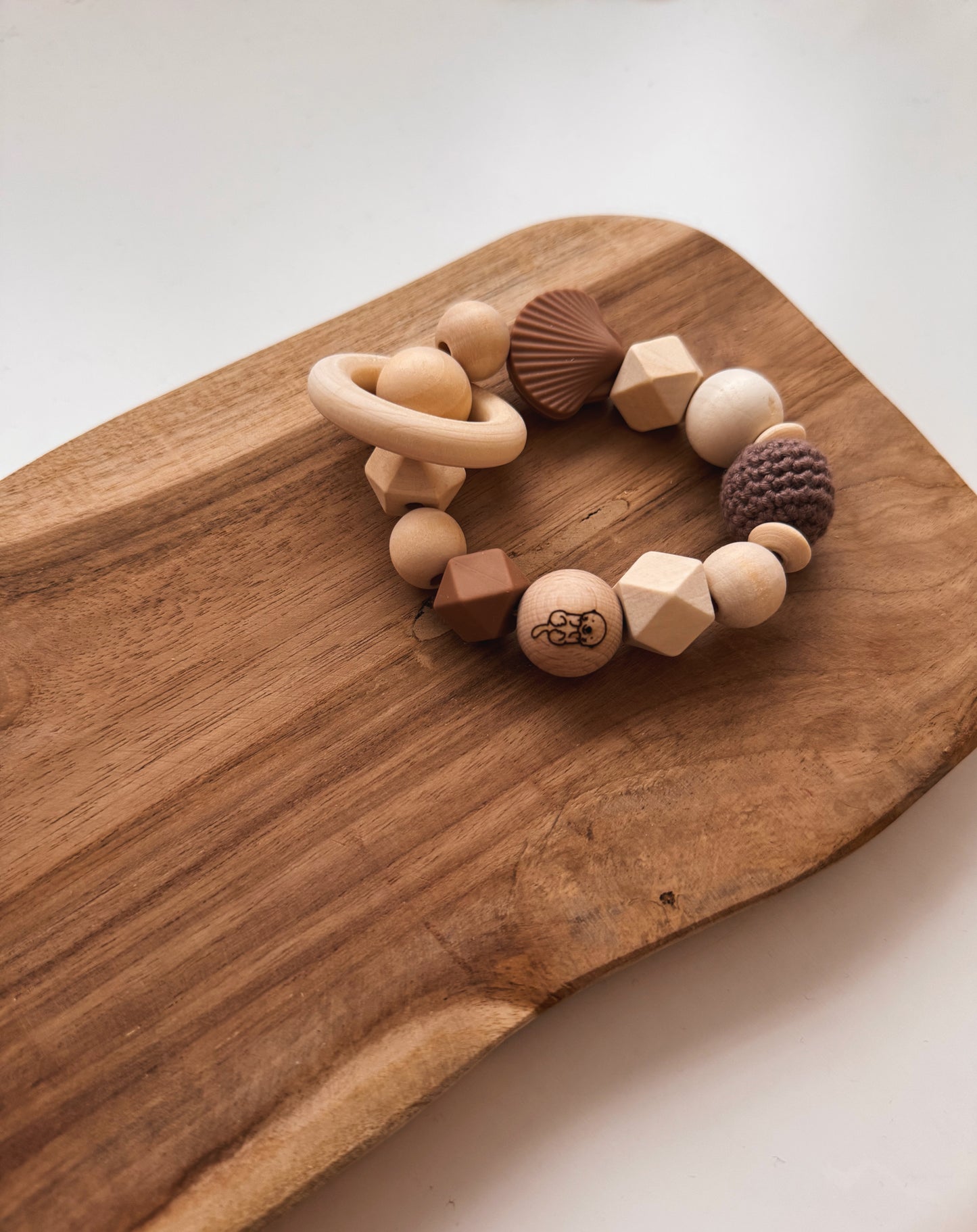 Otterliebe - Kinderwagenkette, Schnullerkette & Greifring aus Holz- und Silikonperlen | mit gehäkeltem Otter | häkelperle | braun | mit Namen personalisierbar