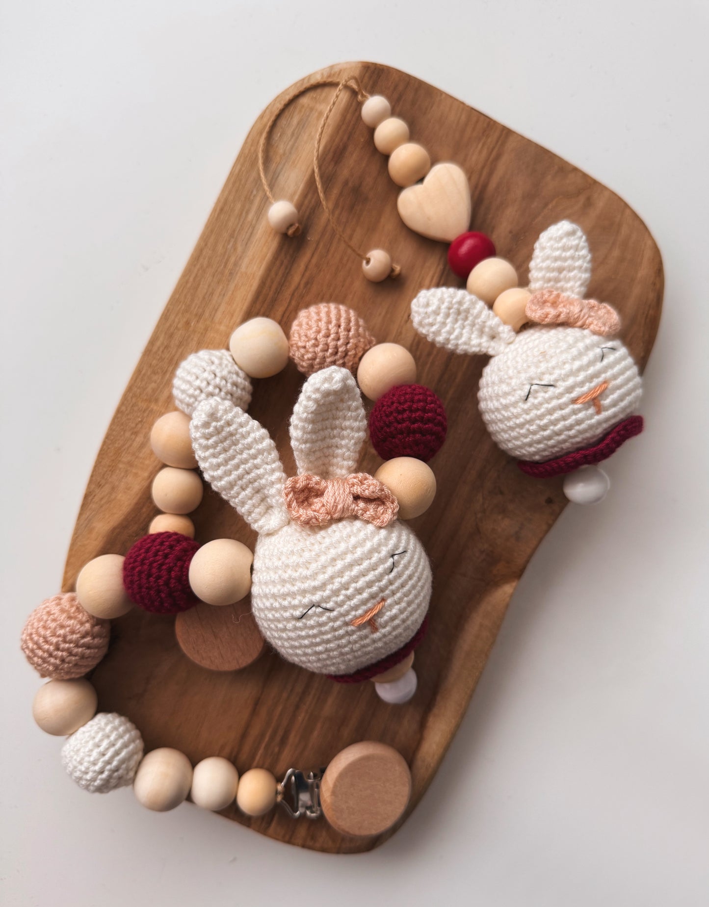Geschenkset Hase Häschen rosa rosé altrosa Beere weinrot Kinderwagenkette Anhänger für Babyschale oder Spielbogen gehäkelt 
Geschenk zur Geburt Baby Mädchen 