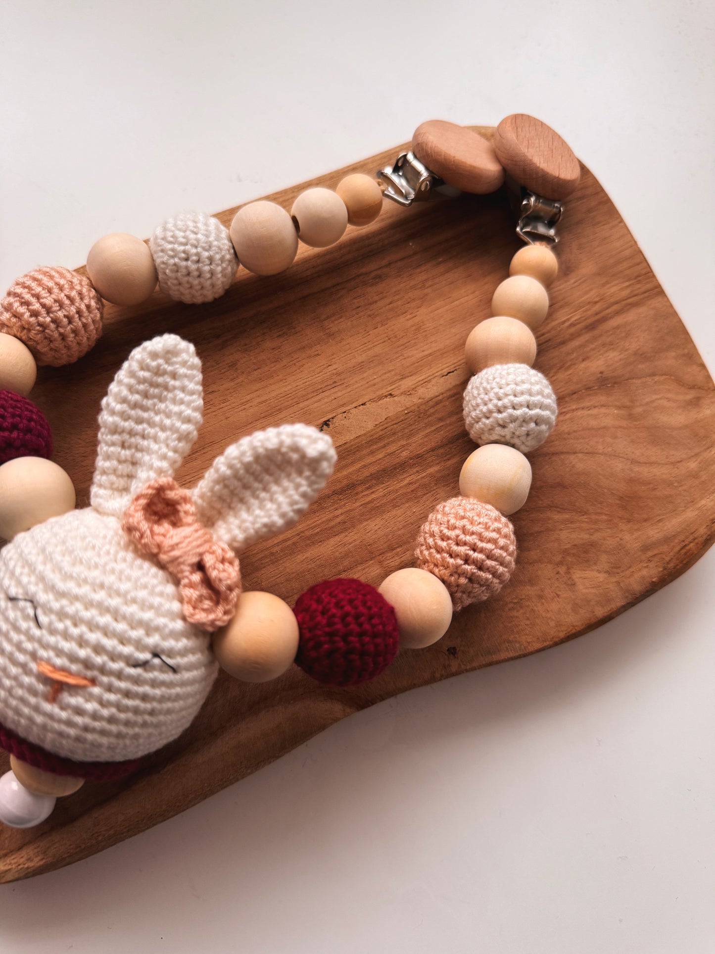 Hasenliebe - Kinderwagenkette, Greifring, Schnullerkette & Anhänger aus Holz- und Häkelperlen | Rosa / Beere