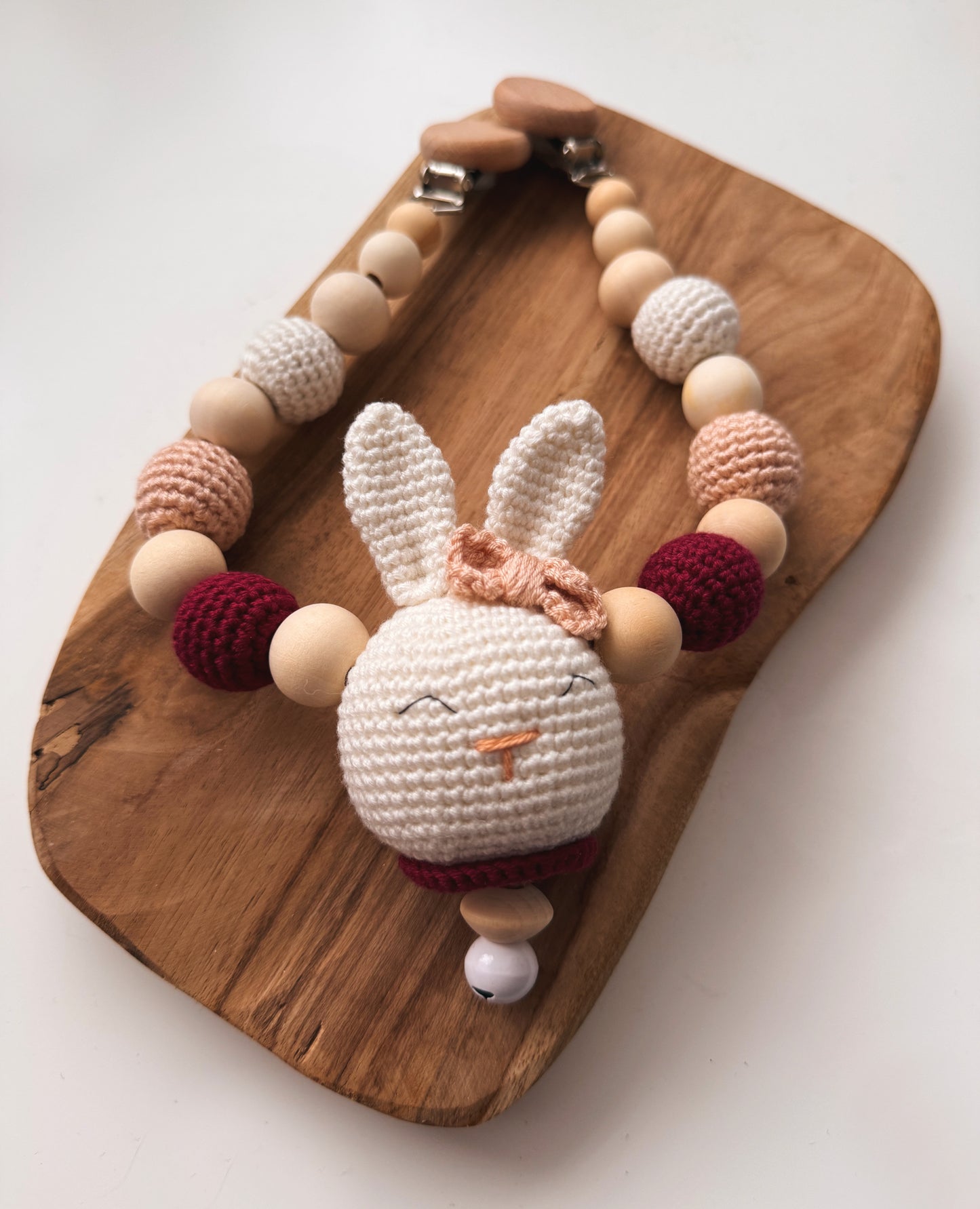 Hasenliebe - Kinderwagenkette, Greifring, Schnullerkette & Anhänger aus Holz- und Häkelperlen | Rosa / Beere