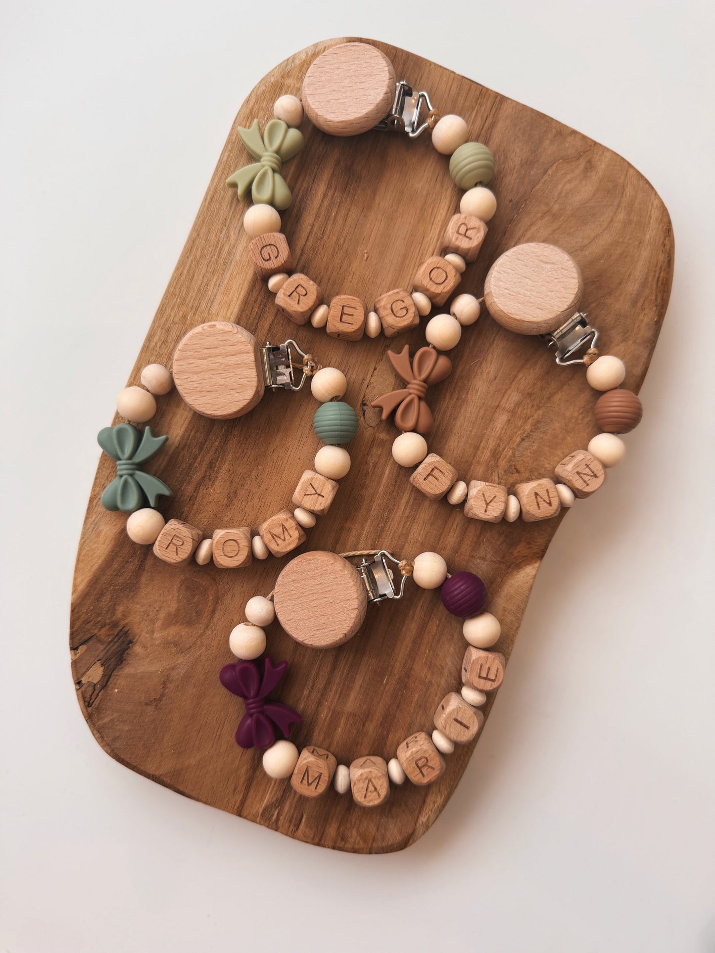 Schnullerkette mit Schleife mit Namen personalisierbar Weinrot Senfgelb Salbei Lindgrün beige braun 
Geschenk zur Geburt oder Taufe Junge Mädchen Baby mit Silikonring mam Schnullerkette 