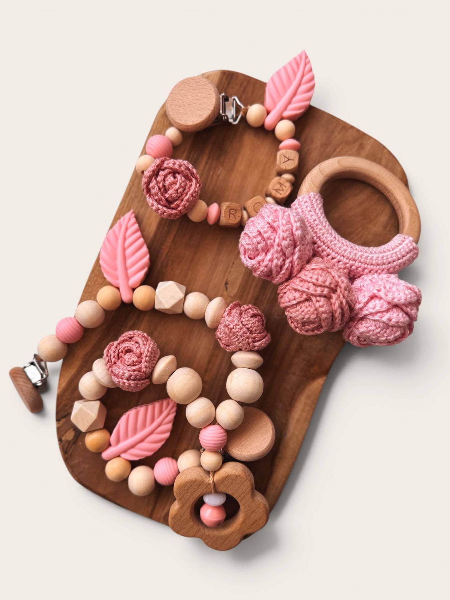 Geschenkset rosenzauber mit Namen personalisierbar 
Geschenk zur Geburt oder Taufe Mädchen Baby 
Schnullerkette mit Rose , Kinderwagenkette mit Rose und Blatt gehäkelt , greifring greifling 