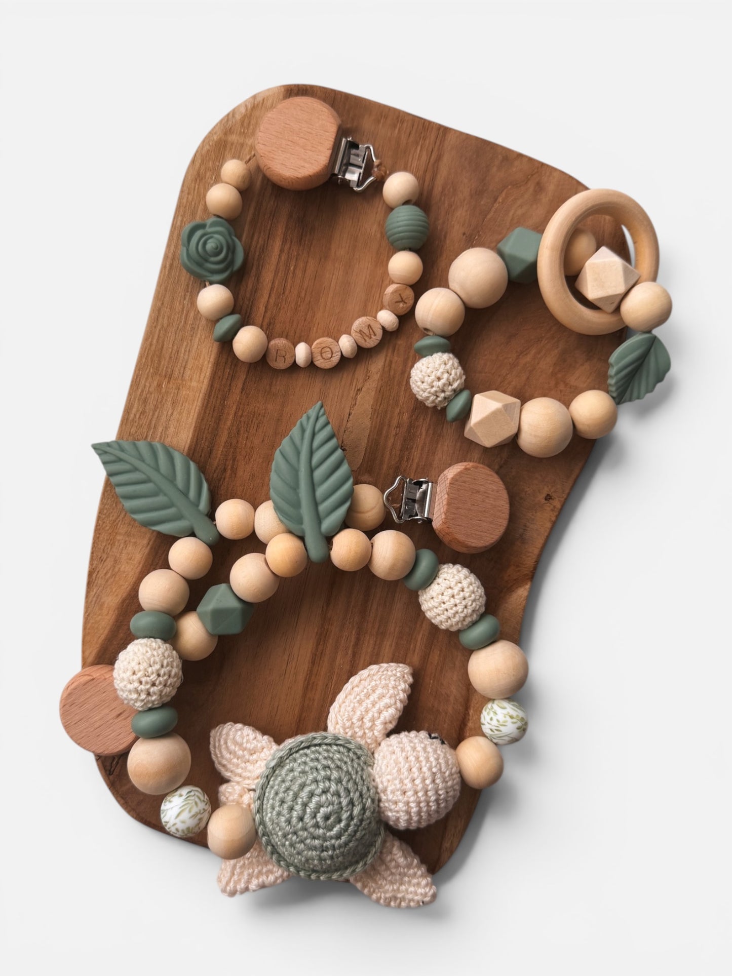 Schildkrötenglück - Kinderwagenkette, Greifring & Schnullerkette | Schildkröte | aus Holzperlen | gehäkelt | Salbei | Blätter | mit Namen personalisierbar