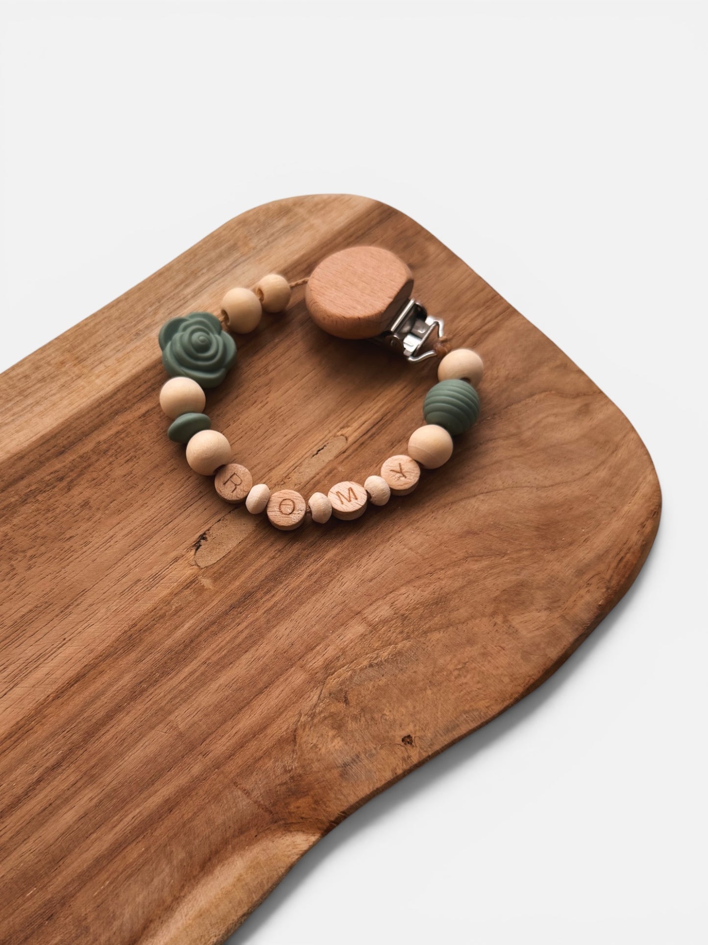 Schildkrötenglück - Kinderwagenkette, Greifring & Schnullerkette | Schildkröte | aus Holzperlen | gehäkelt | Salbei | Blätter | mit Namen personalisierbar