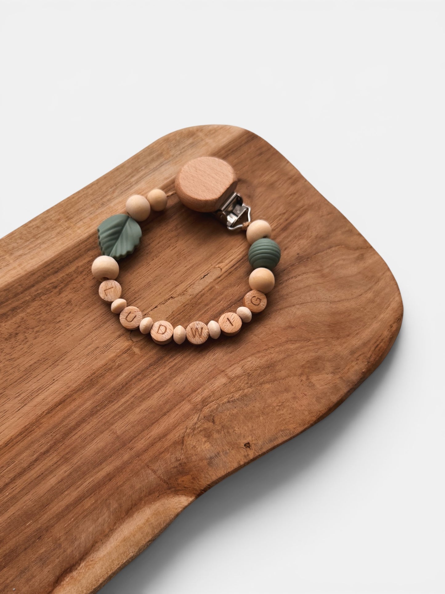 Schildkrötenglück - Kinderwagenkette, Greifring & Schnullerkette | Schildkröte | aus Holzperlen | gehäkelt | Salbei | Blätter | mit Namen personalisierbar