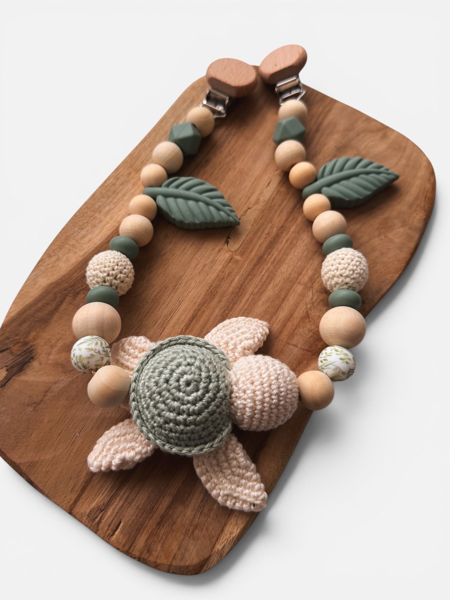 Schildkrötenglück - Kinderwagenkette, Greifring & Schnullerkette | Schildkröte | aus Holzperlen | gehäkelt | Salbei | Blätter | mit Namen personalisierbar