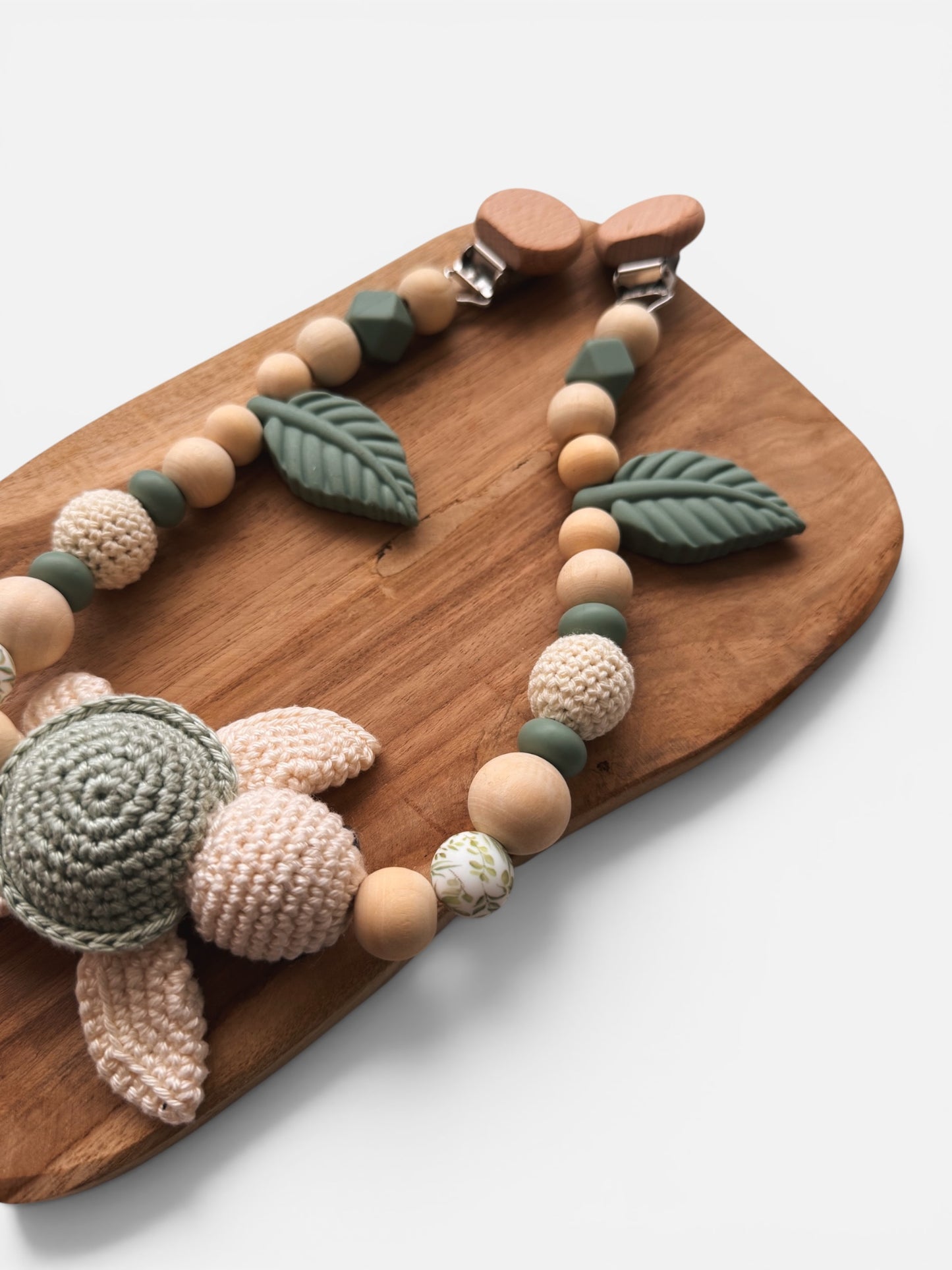 Schildkrötenglück - Kinderwagenkette, Greifring & Schnullerkette | Schildkröte | aus Holzperlen | gehäkelt | Salbei | Blätter | mit Namen personalisierbar