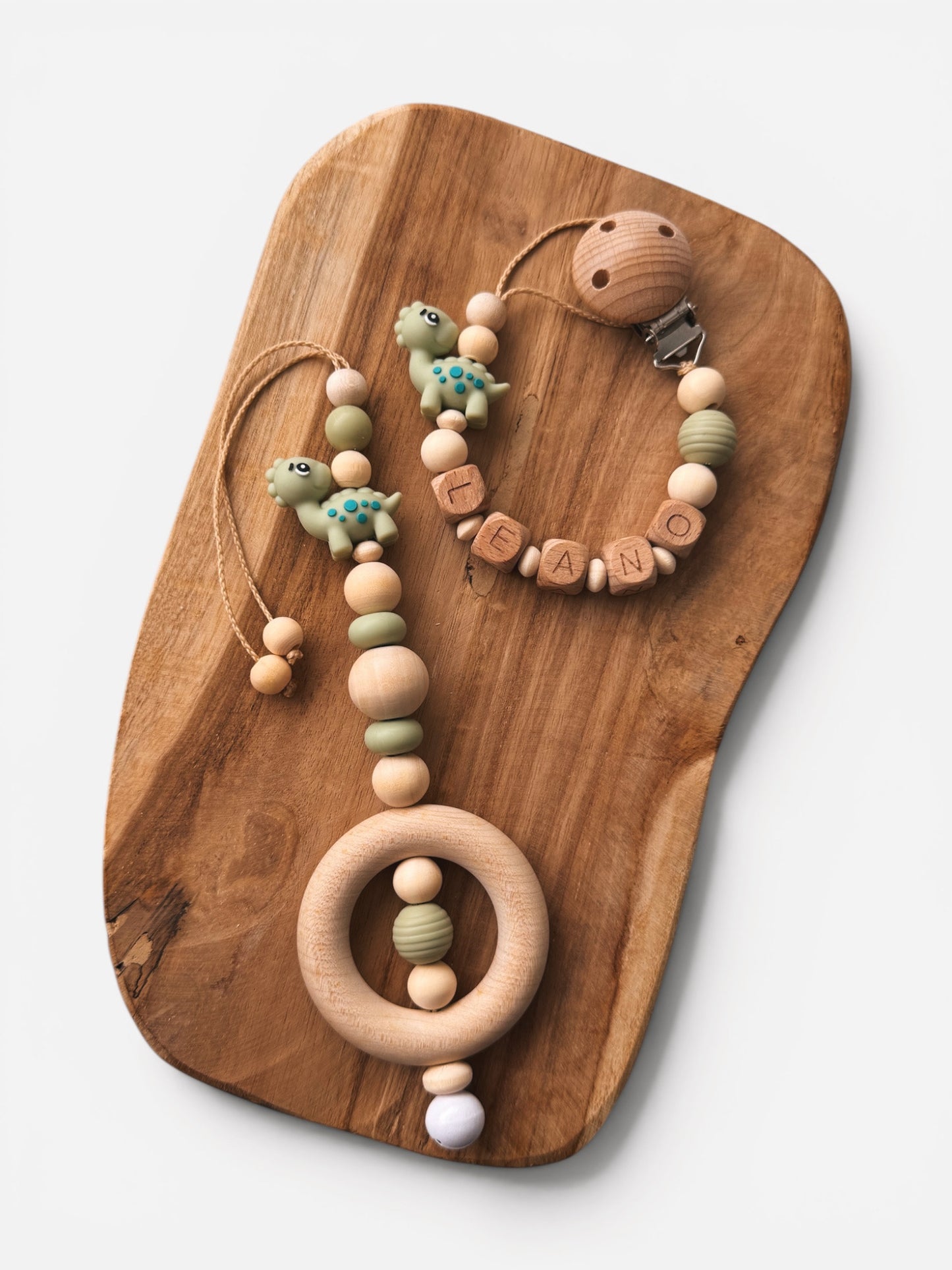 Geschenkset Dinosaurier Schnullerkette mit Namen personalisierbar und Anhänger für Babyschale oder Spielbogen mit Holzperlen und Silikonperlen Silikonring für mam Schnuller mit Glocke , Geschenk zur Geburt oder Taufe Junge Mädchen Baby 