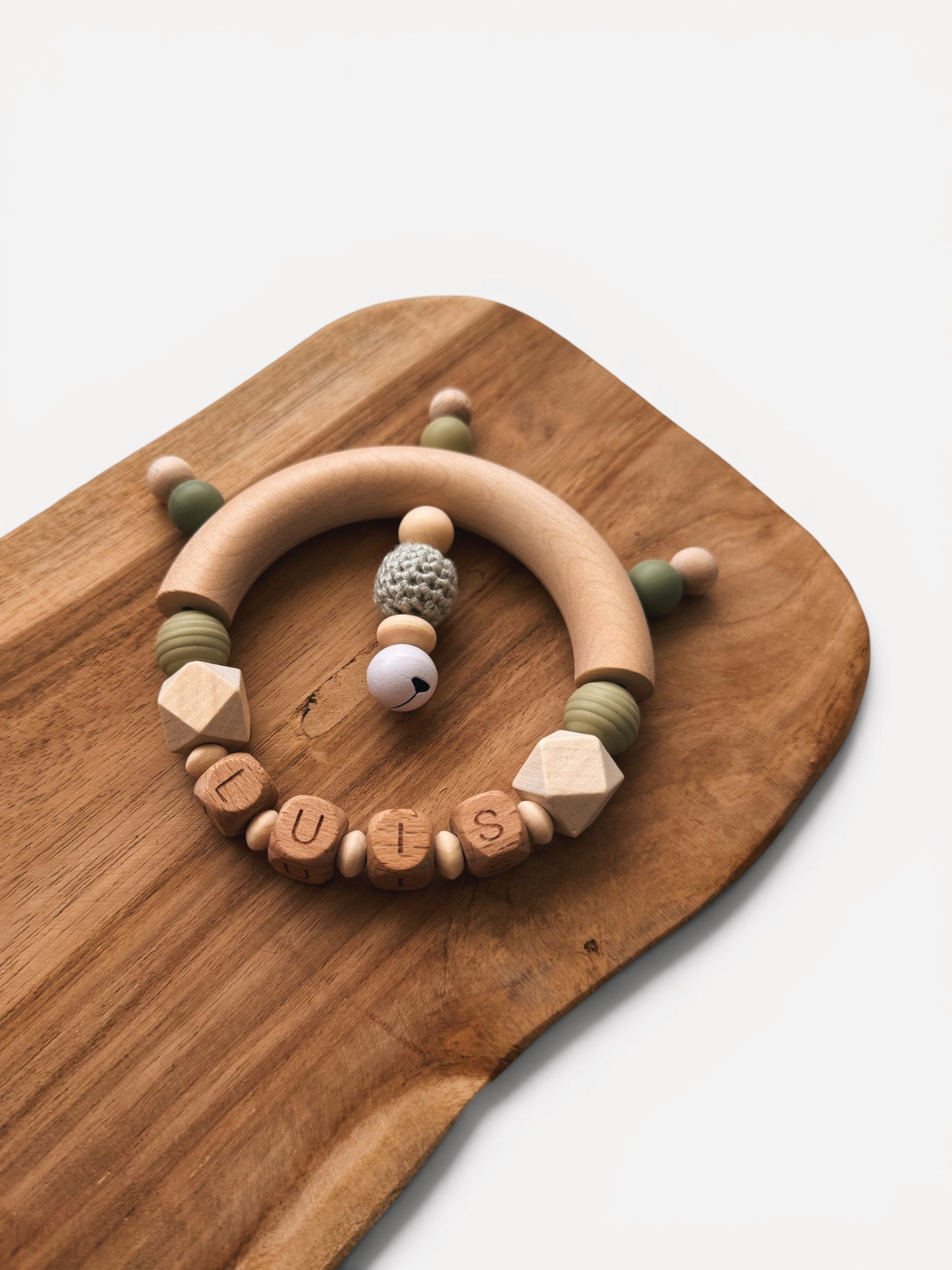 Greifring | Rassel mit Namen personalisierbar | Grün - handgemacht aus Holz- und Silikonperlen