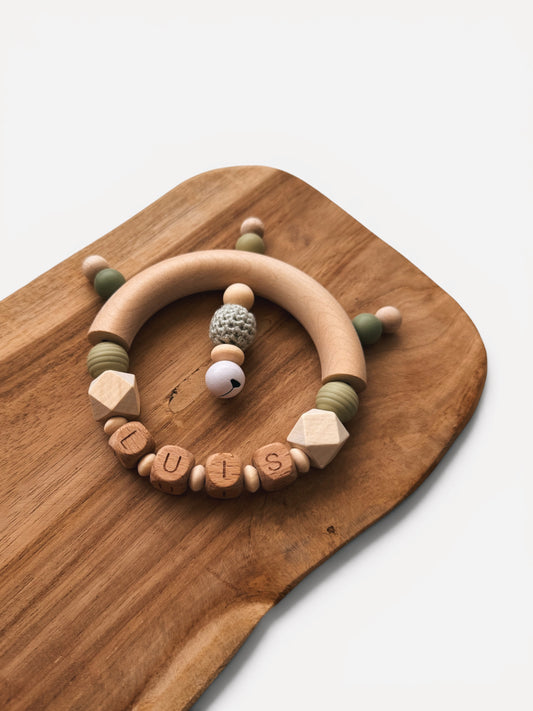 Greifring | Rassel mit Namen personalisierbar | Grün - handgemacht aus Holz- und Silikonperlen