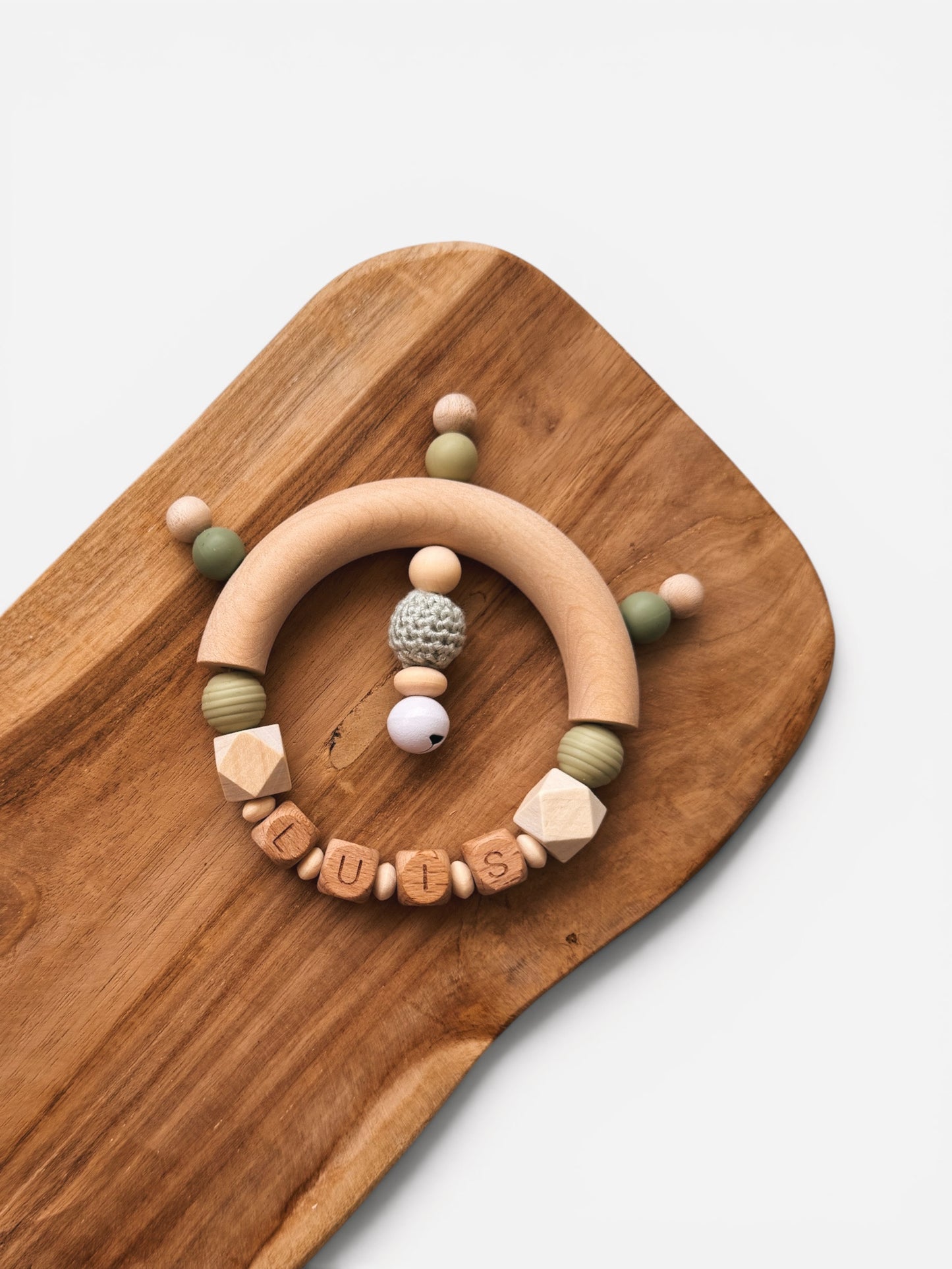Greifring | Rassel mit Namen personalisierbar | Grün - handgemacht aus Holz- und Silikonperlen