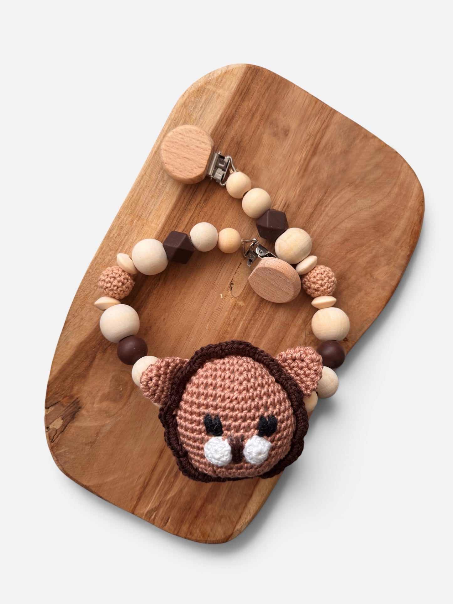 Löwenstark - Kinderwagenkette aus Holz- und Silikonperlen | gehäkelt | braun | Löwe