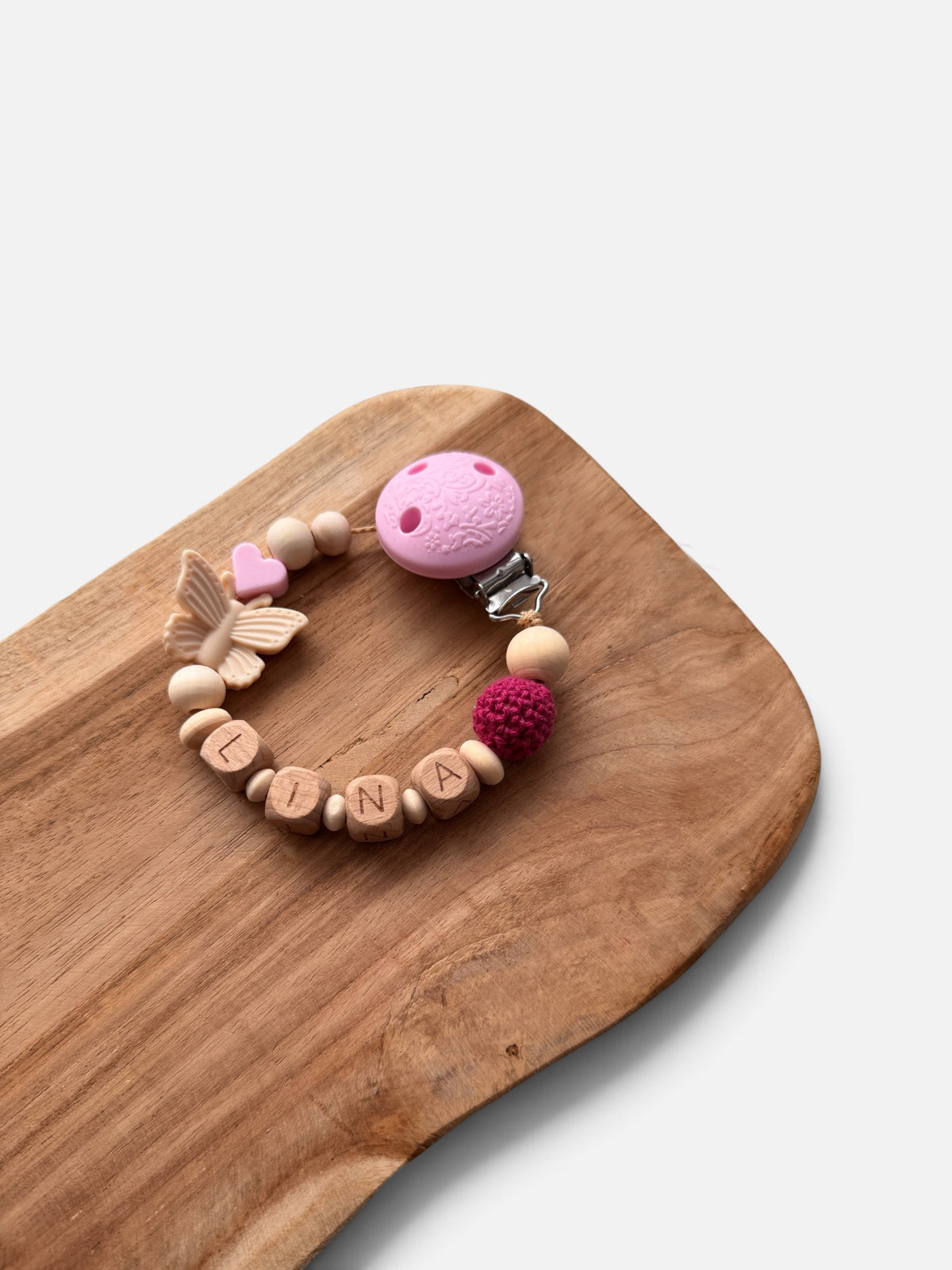Rosaroter Schmetterlingstraum - Kinderwagenkette, Schnullerkette & Anhänger aus Holz- und Häkelperlen | Rosa / Beere