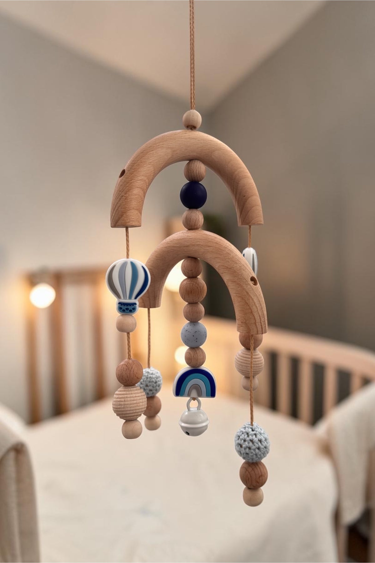 Baby Mobile aus Buchenholz klein mit heißluftballon und Regenbogen in blau mit Glocke. Geschenk zur Geburt oder Taufe Baby Mädchen Junge 