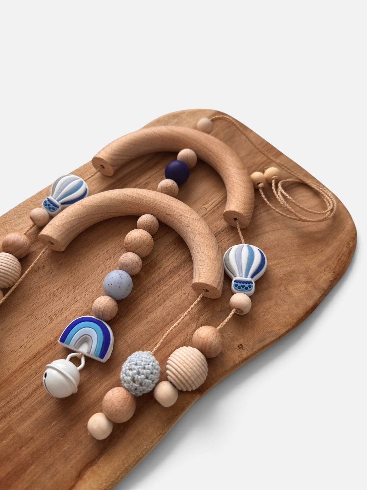 Holz Mobile „Wolkenflug“ – Handgemachtes Baby Mobile aus Naturholz mit Heißluftballon & Regenbogen
