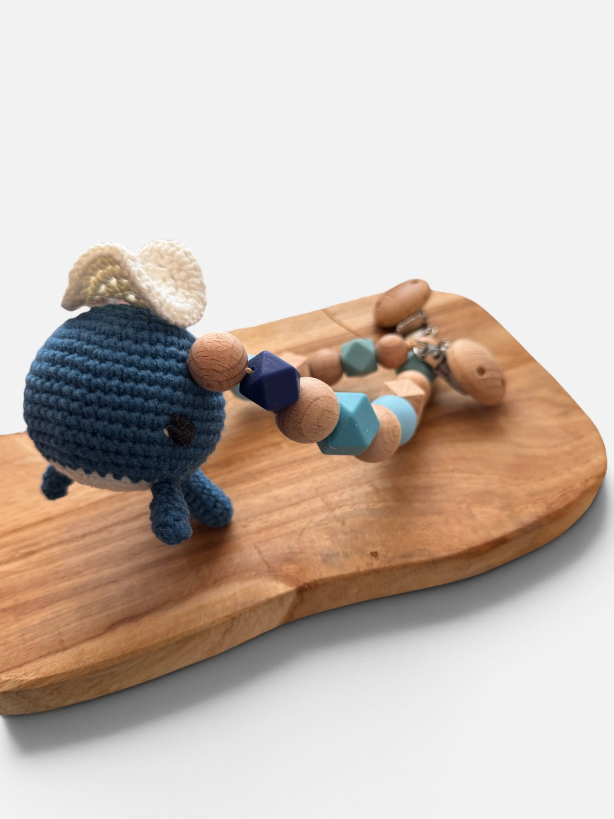 Kinderwagenkette | Wal | aus Buchenholz- und Silikonperlen | gehäkelt mit Glocke | blau