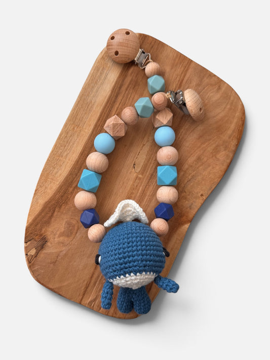 Kinderwagenkette gehäkelter Wal mit Glocke in blau aus Holzperlen und Silikonperlen. Geschenk zur Geburt oder Taufe Baby Junge Mädchen 