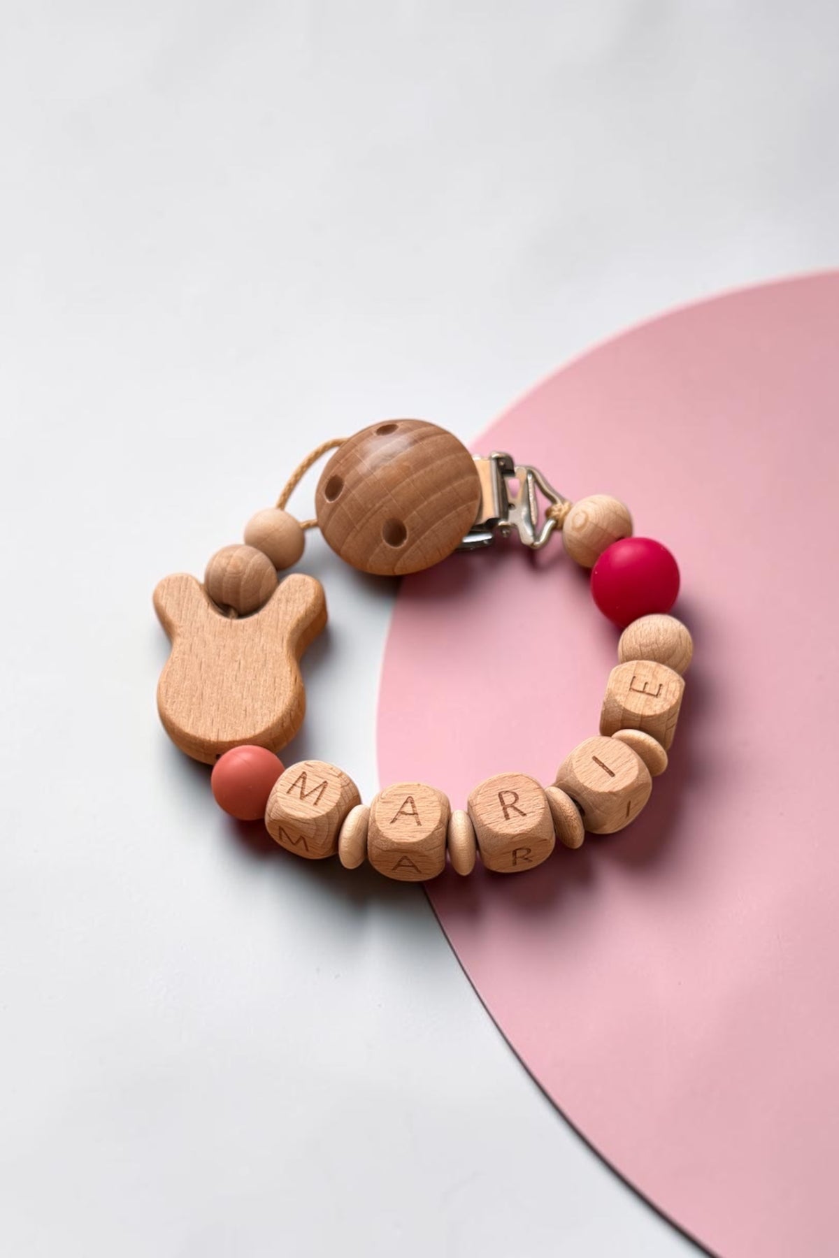 Hasenliebe - Kinderwagenkette & Schnullerkette aus Holz- und Silikonperlen | Rosa / Beere