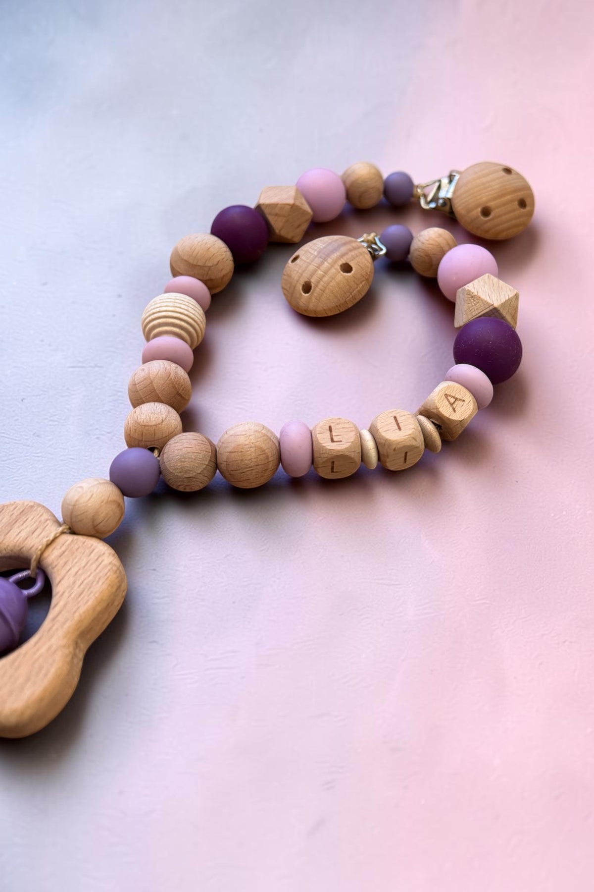 Kinderwagenkette „Lila Blütentraum“ | aus Buchenholz- und Silikonperlen | lila