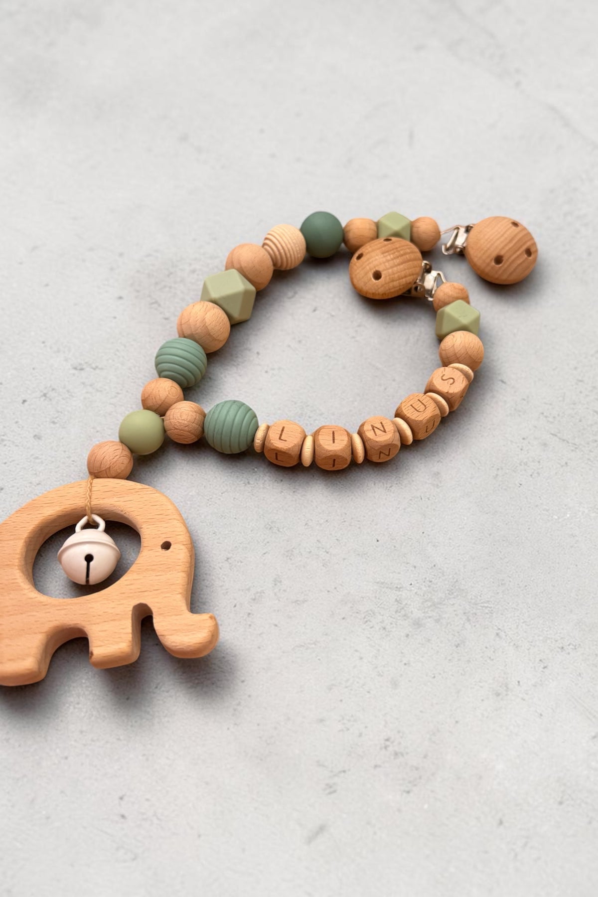 Kinderwagenkette „Elefant“ | aus Buchenholz- und Silikonperlen | blau/grün