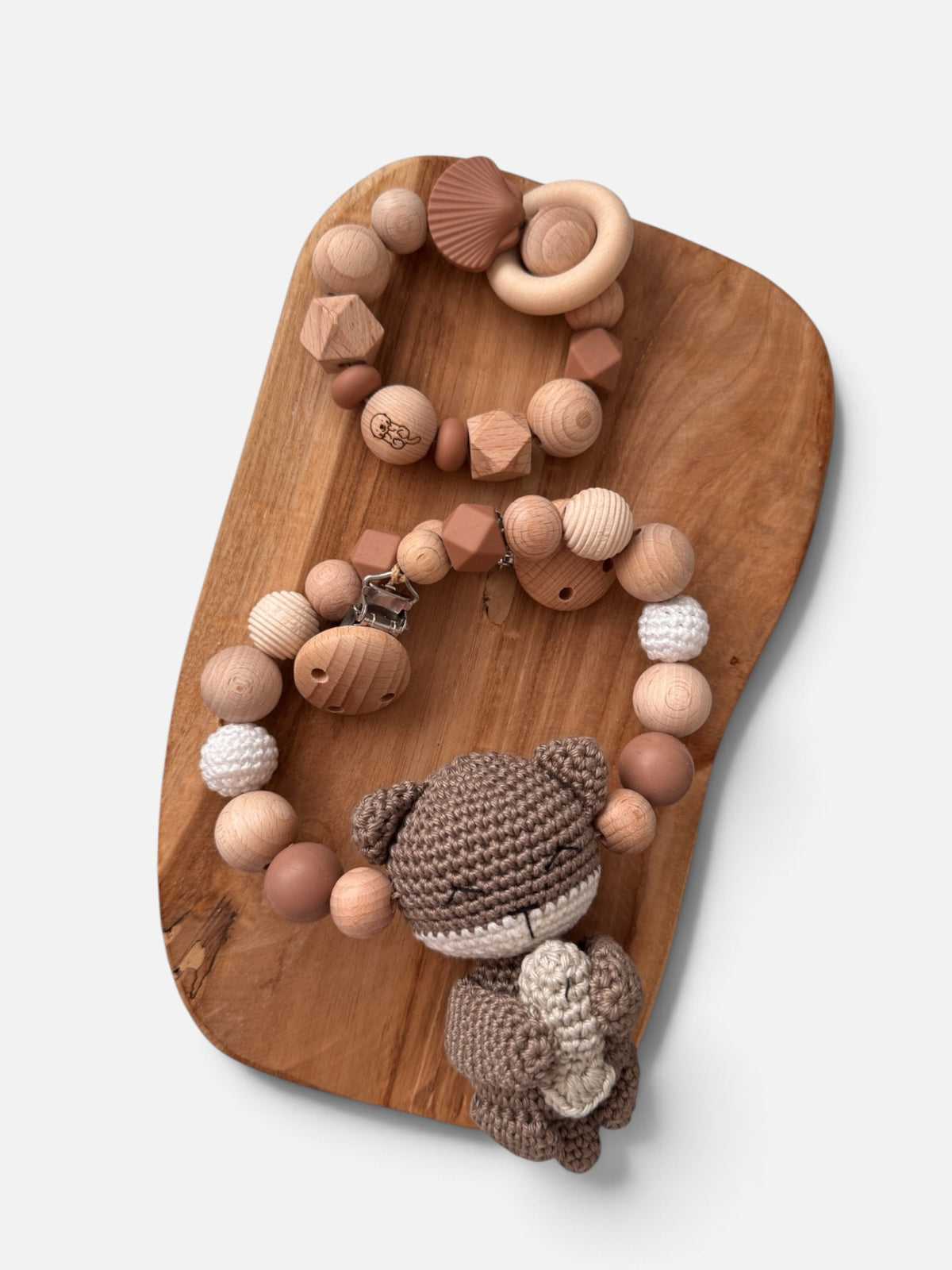 Geschenkset Baby Junge Mädchen zur Geburt oder Taufe. Kinderwagenkette und greifring Mit gehäkeltem Otter in braun aus Silikonperlen und Holzperlen mit Namen personalisierbar 