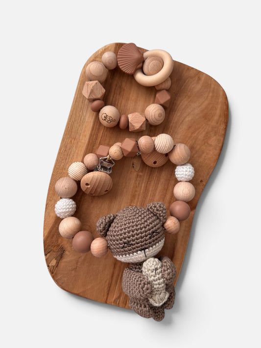 Geschenkset Baby Junge Mädchen zur Geburt oder Taufe. Kinderwagenkette und greifring Mit gehäkeltem Otter in braun aus Silikonperlen und Holzperlen mit Namen personalisierbar 