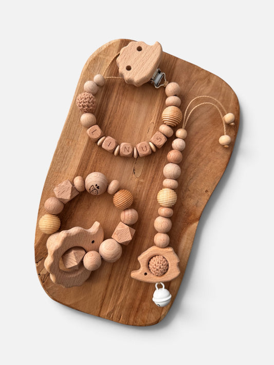 Geschenkset Igel mit Namen personalisierbar. Schnullerkette, Greifling greifring Rassel und Angänger für Spielbogen oder Babyschale aus unbehandeltem Buchenholz öko Natur ohne Silikon 