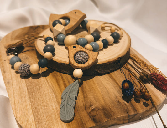 Greifring | Babyschalenanhänger | Schnullerkette | Vogel | Feder | grau | aus Holz mit Namen personalisierbar