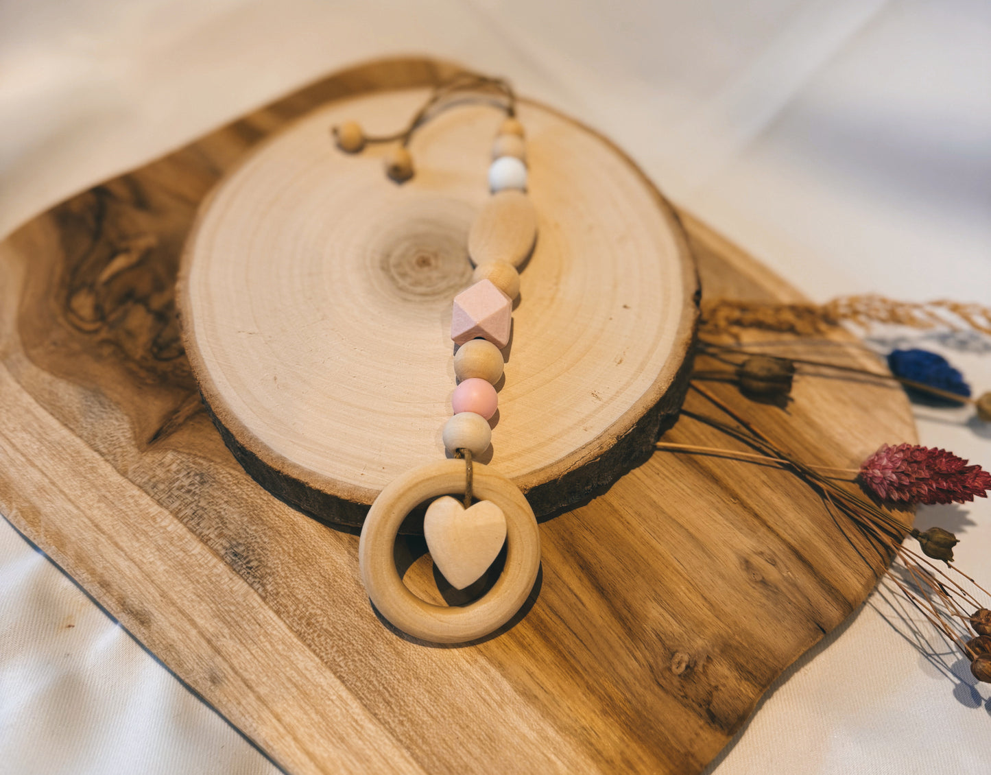 Anhänger für Spielbogen / Babyschale | Regenbogen | Herz | gehäkelt | aus Holz