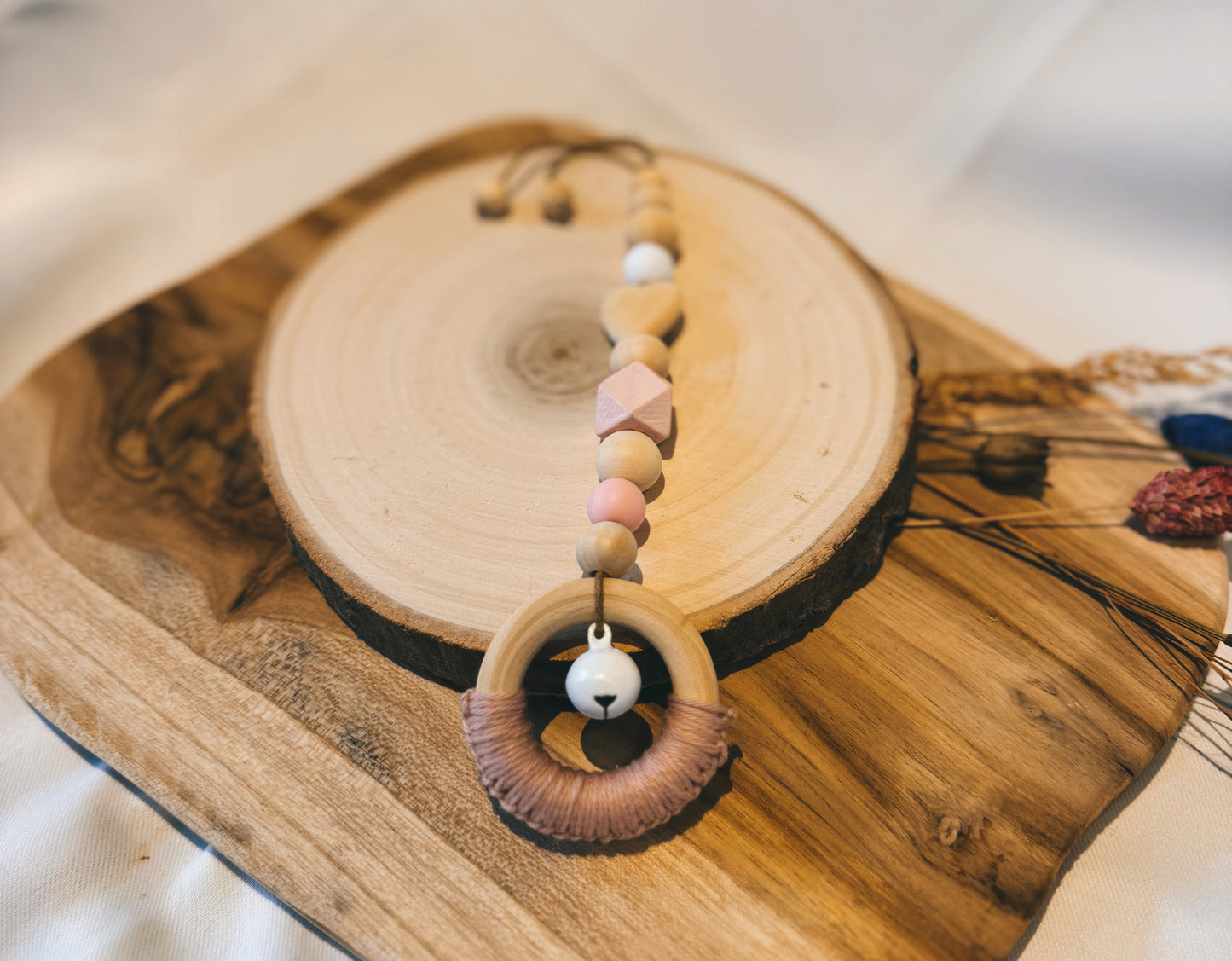 Anhänger für Spielbogen / Babyschale | Regenbogen | Herz | gehäkelt | aus Holz