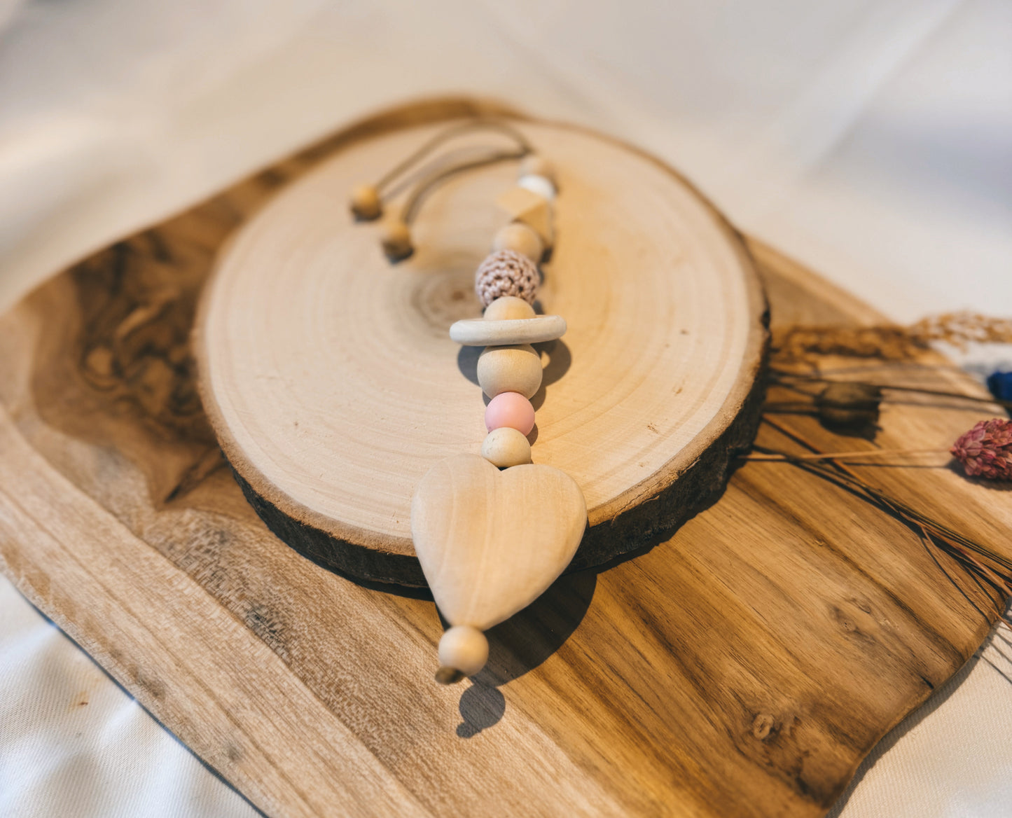 Anhänger für Spielbogen / Babyschale | Regenbogen | Herz | gehäkelt | aus Holz