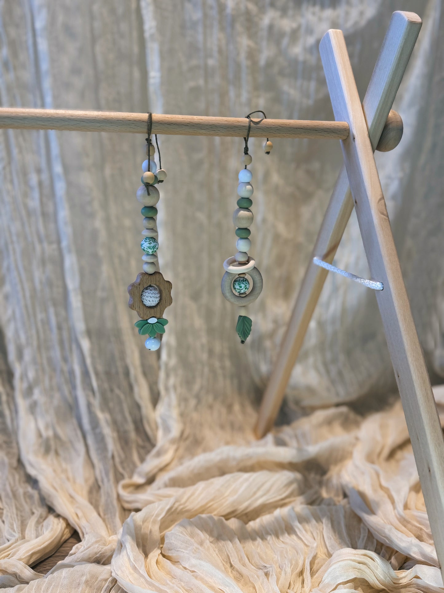 Anhänger für Spielbogen / Babyschale | Blume | Blätter | grün | aus Holz