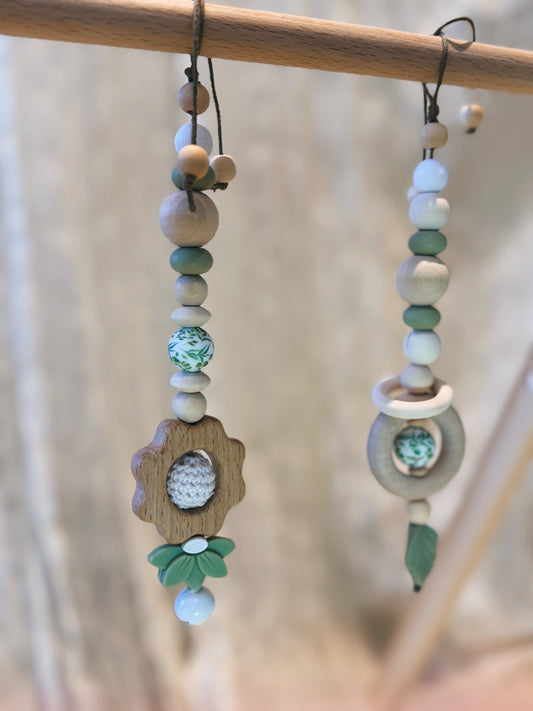Anhänger für Spielbogen / Babyschale | Blume | Blätter | grün | aus Holz