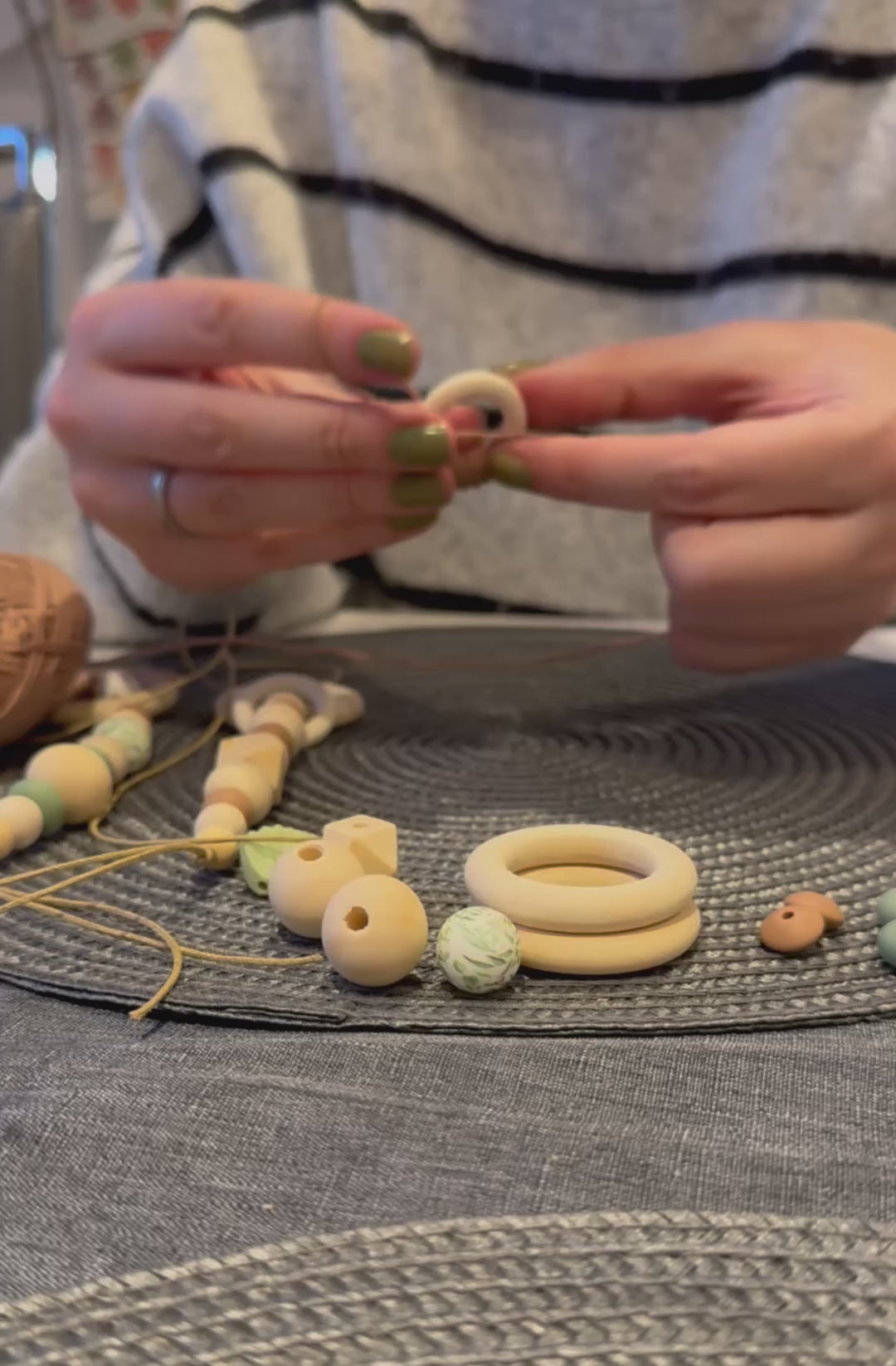 Video laden: Herstellung eines Anhängers aus Holz und Häkelelementen für die Babyschale oder den Spielbogen. Mit Glocke und Vogel